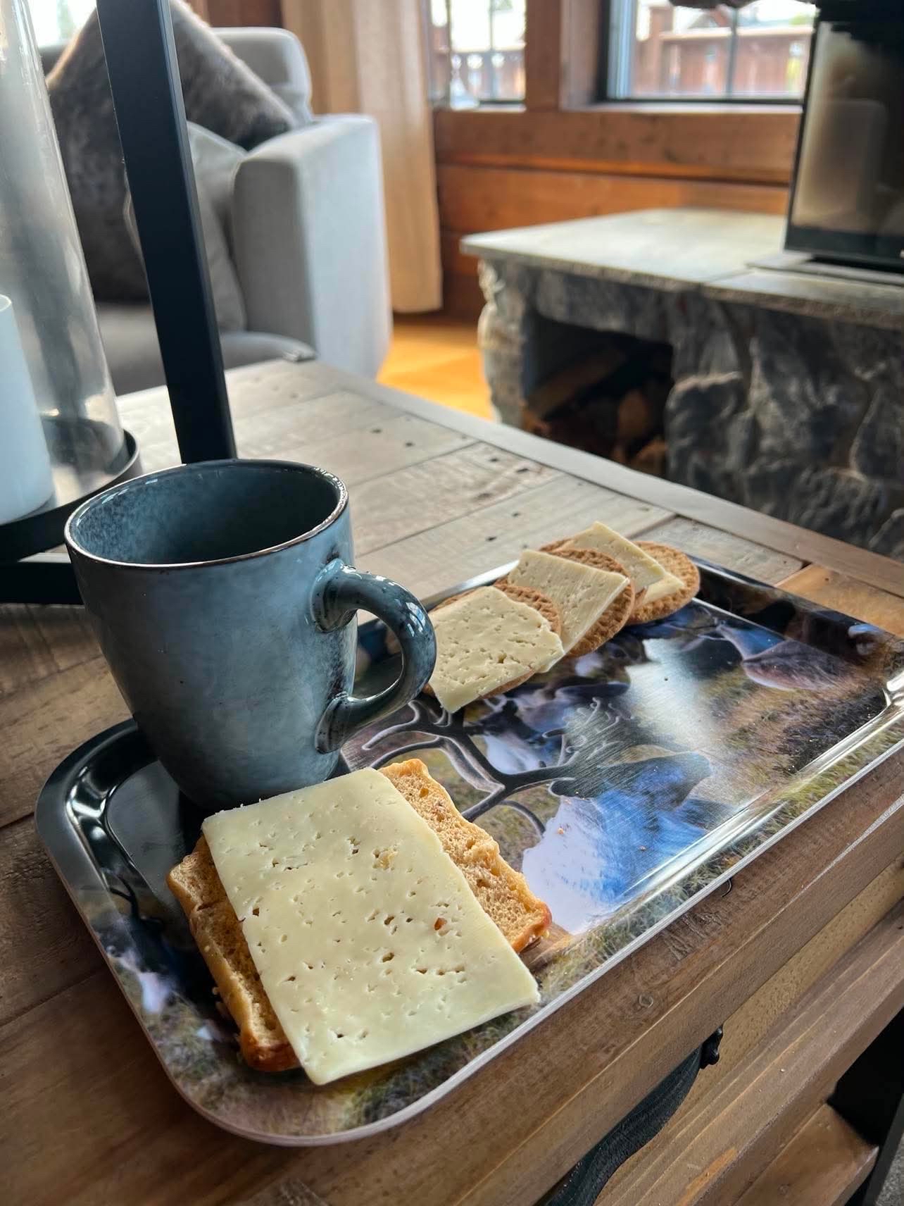 Ostsmörgås med digestivekex och kaffe