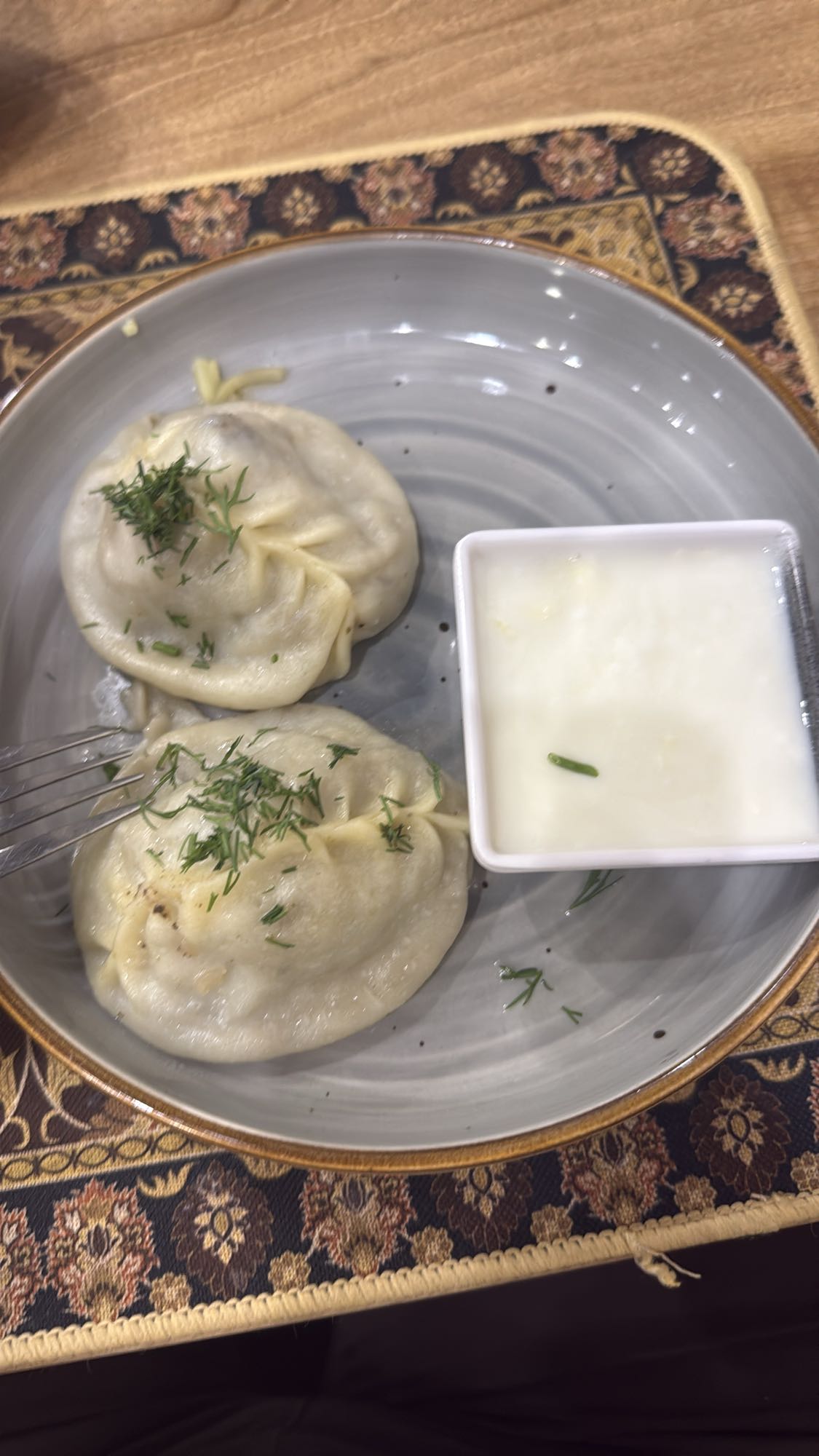 Манты со сметаной