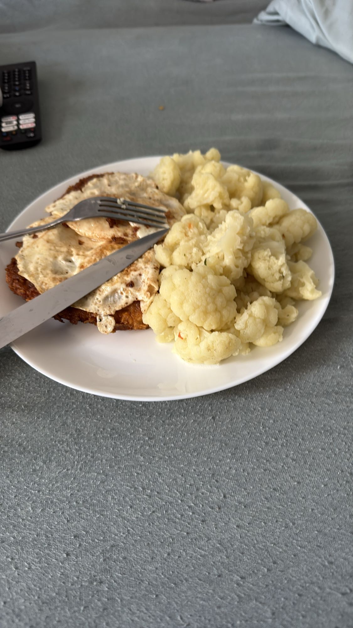 Kotlet schabowy w płatkach kukurydzianych, jaja sadzone i kalafior