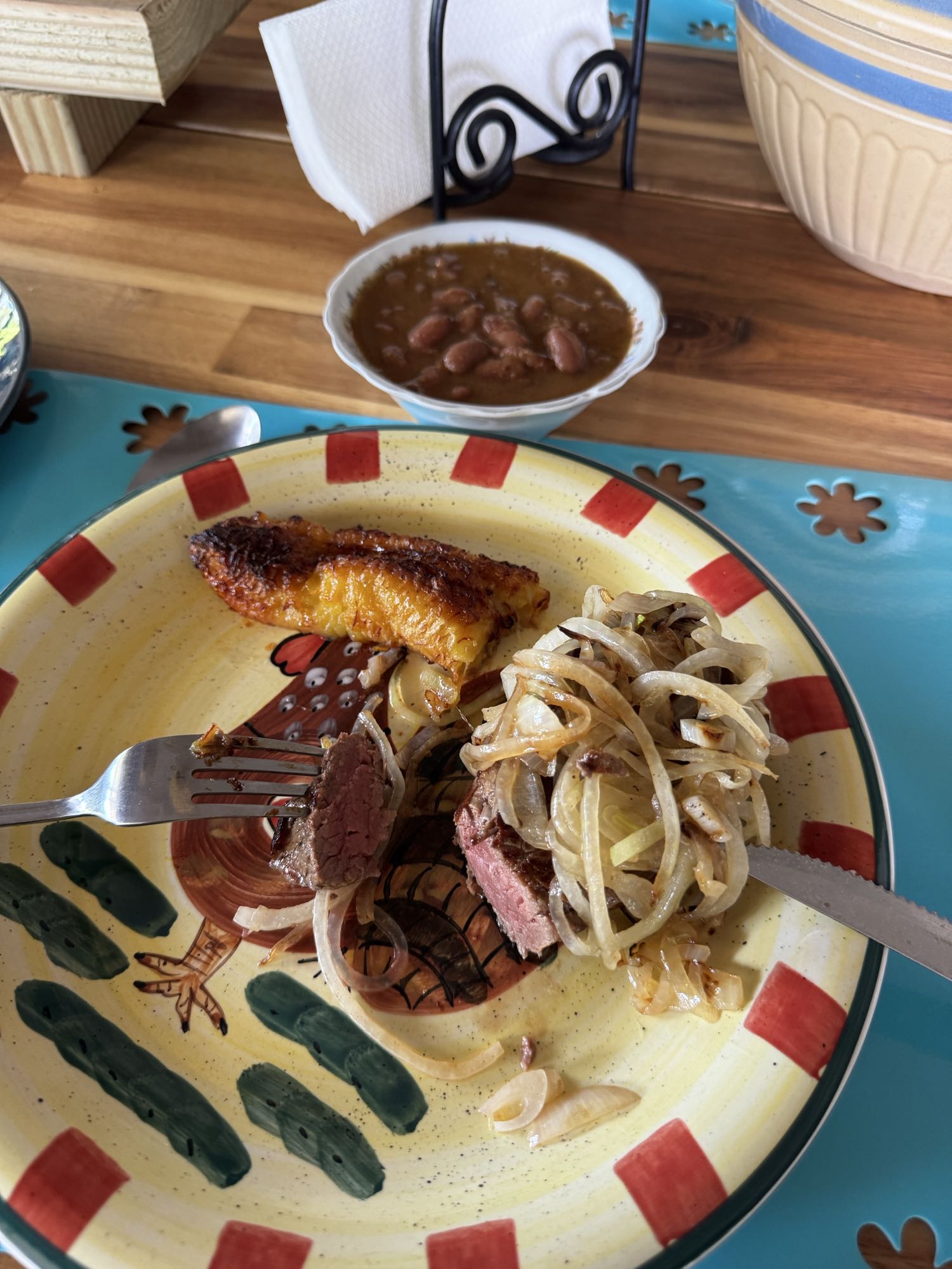 bistec con plátano y frijoles