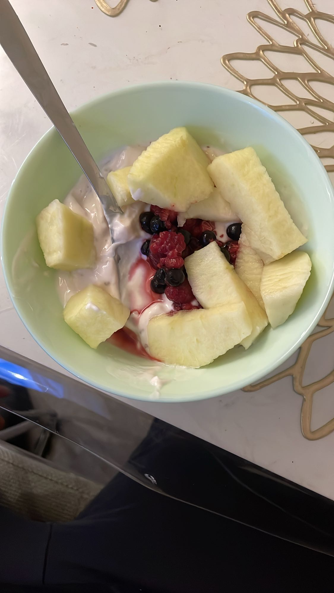 Hallonkvarg med frysta bär och äpple