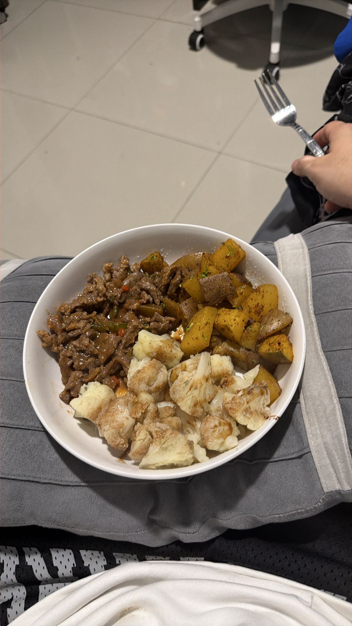 carne con papas y coliflor