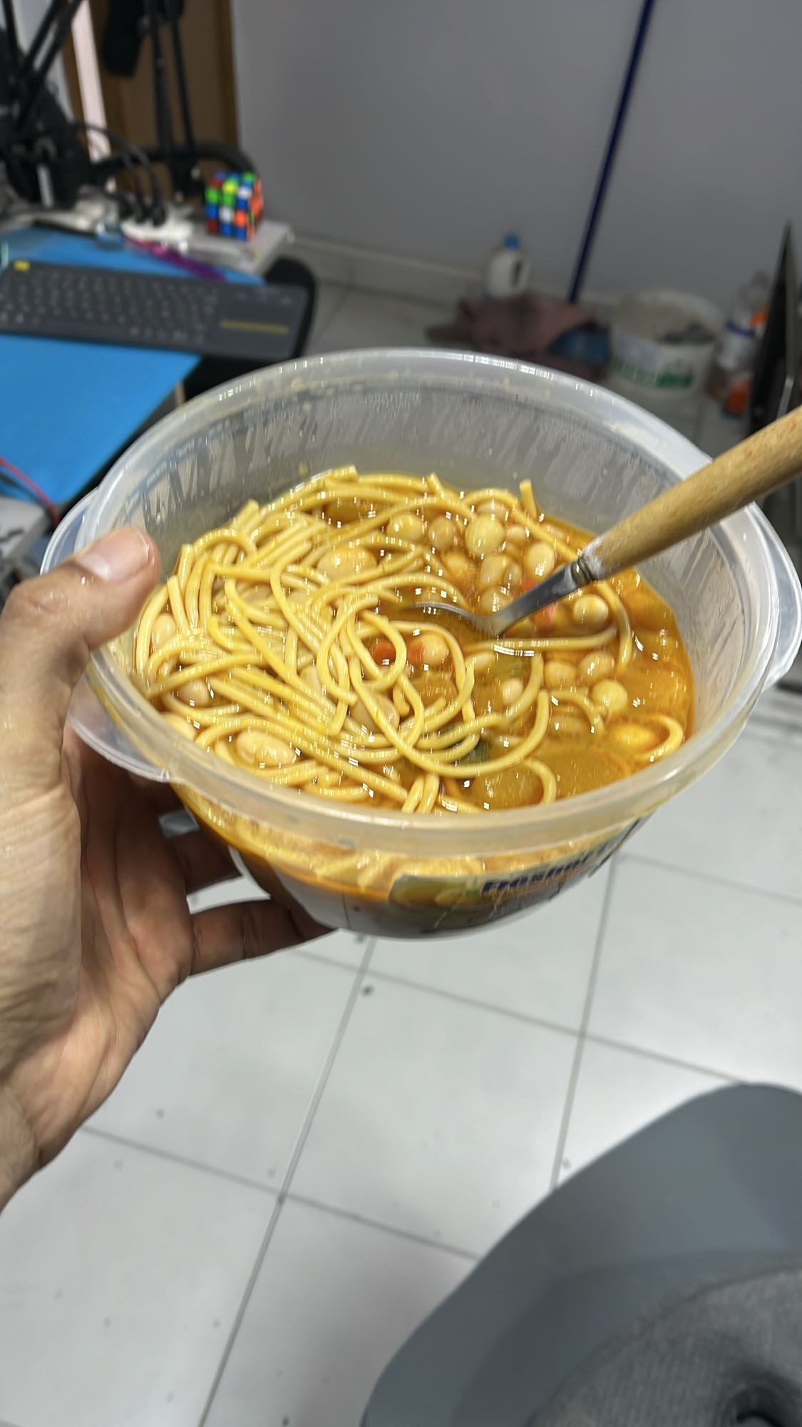 sopa de pasta con garbanzos