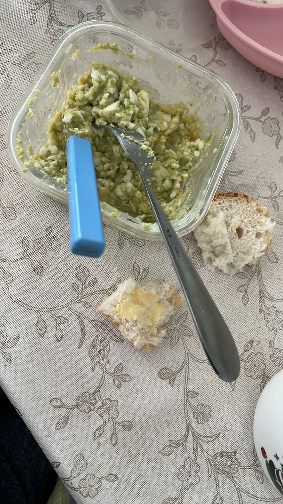 Салат с авокадо и яйцом