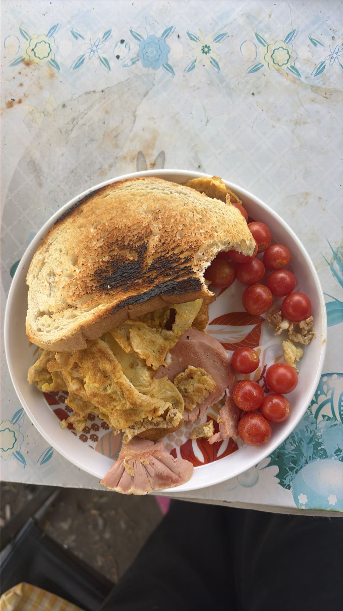Omletă cu pâine și roșii
