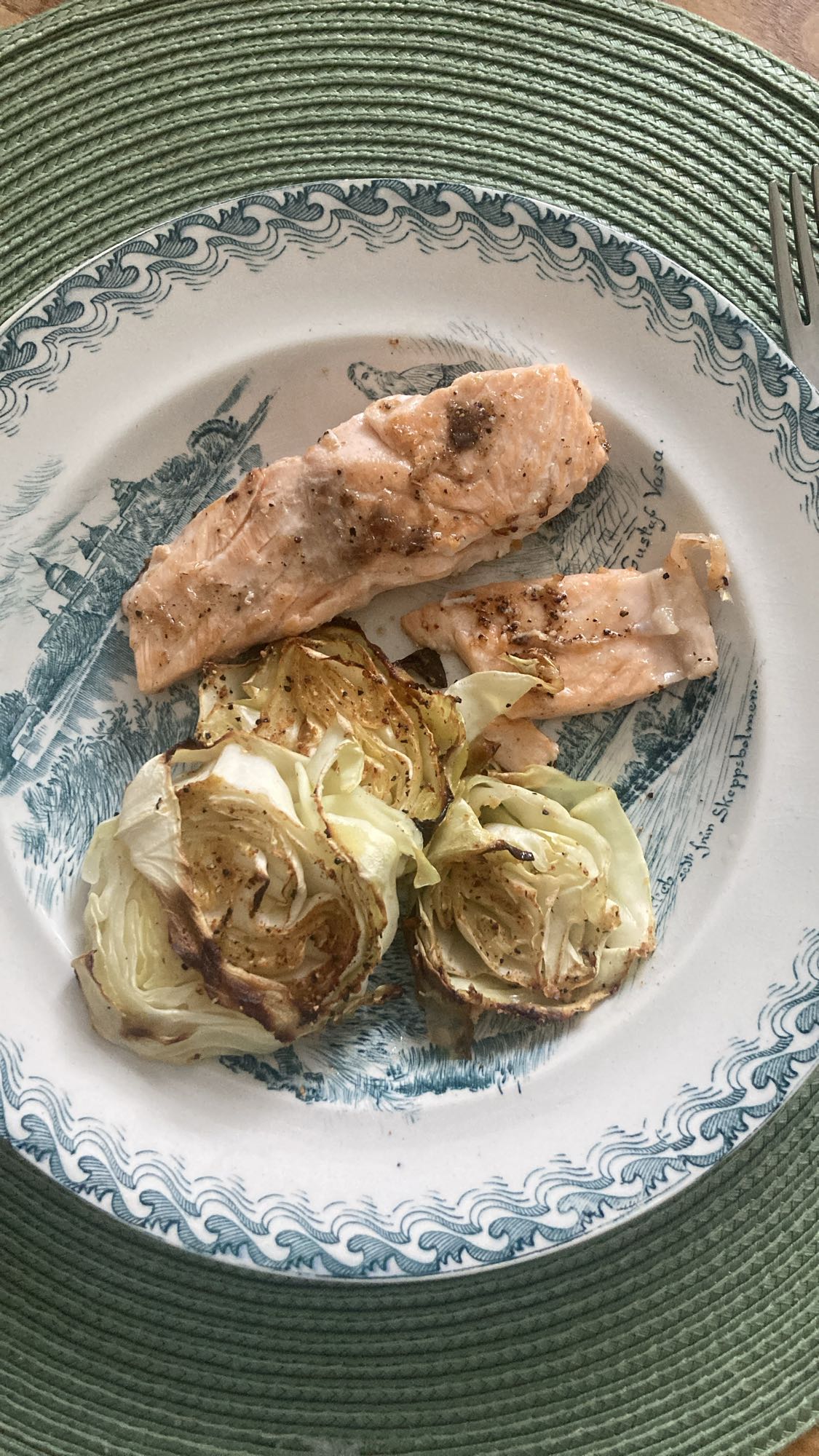 Lax med rostad spetskål
