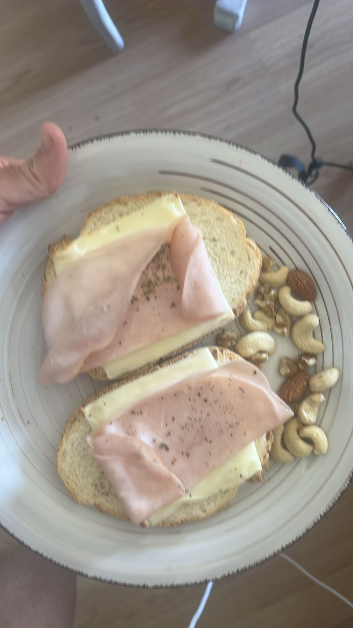 tostadas con jamón y nueces
