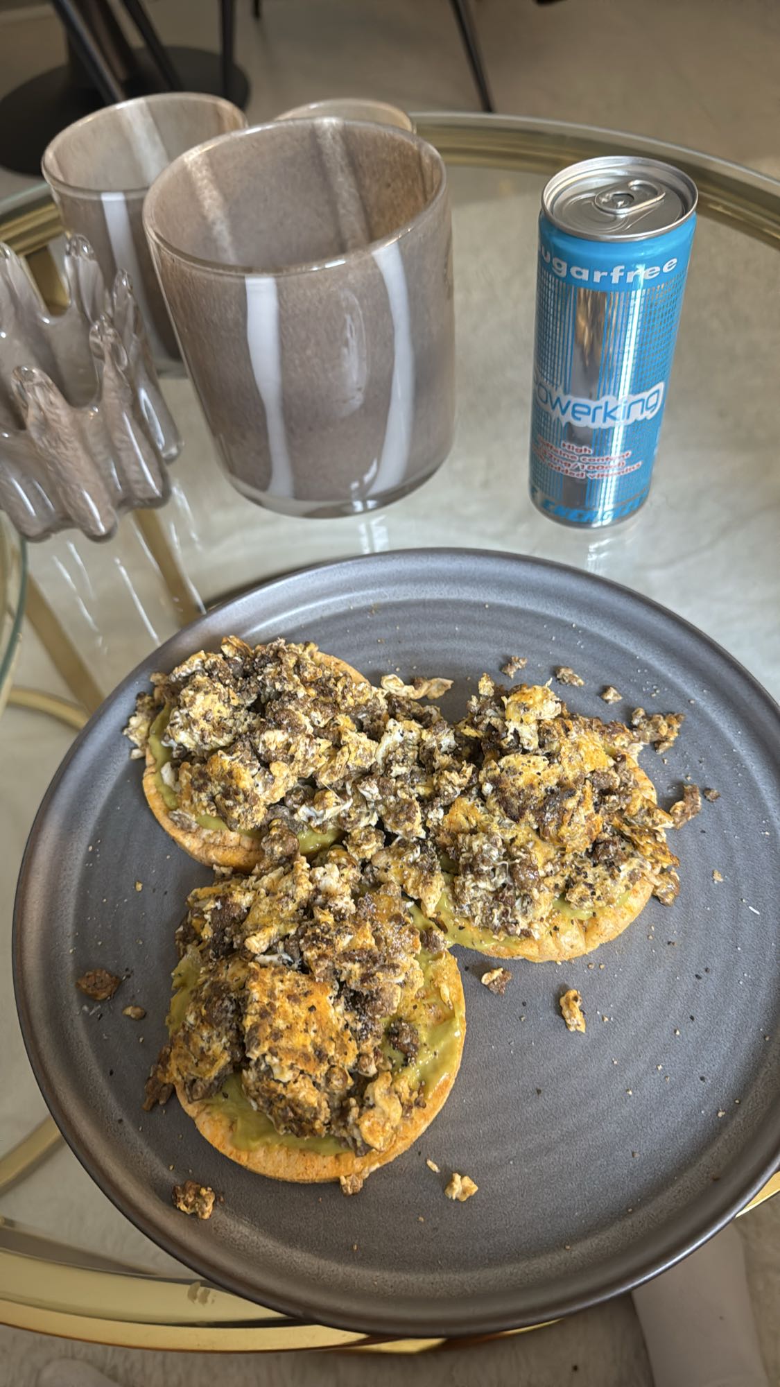 Riskakor med äggröra och kött