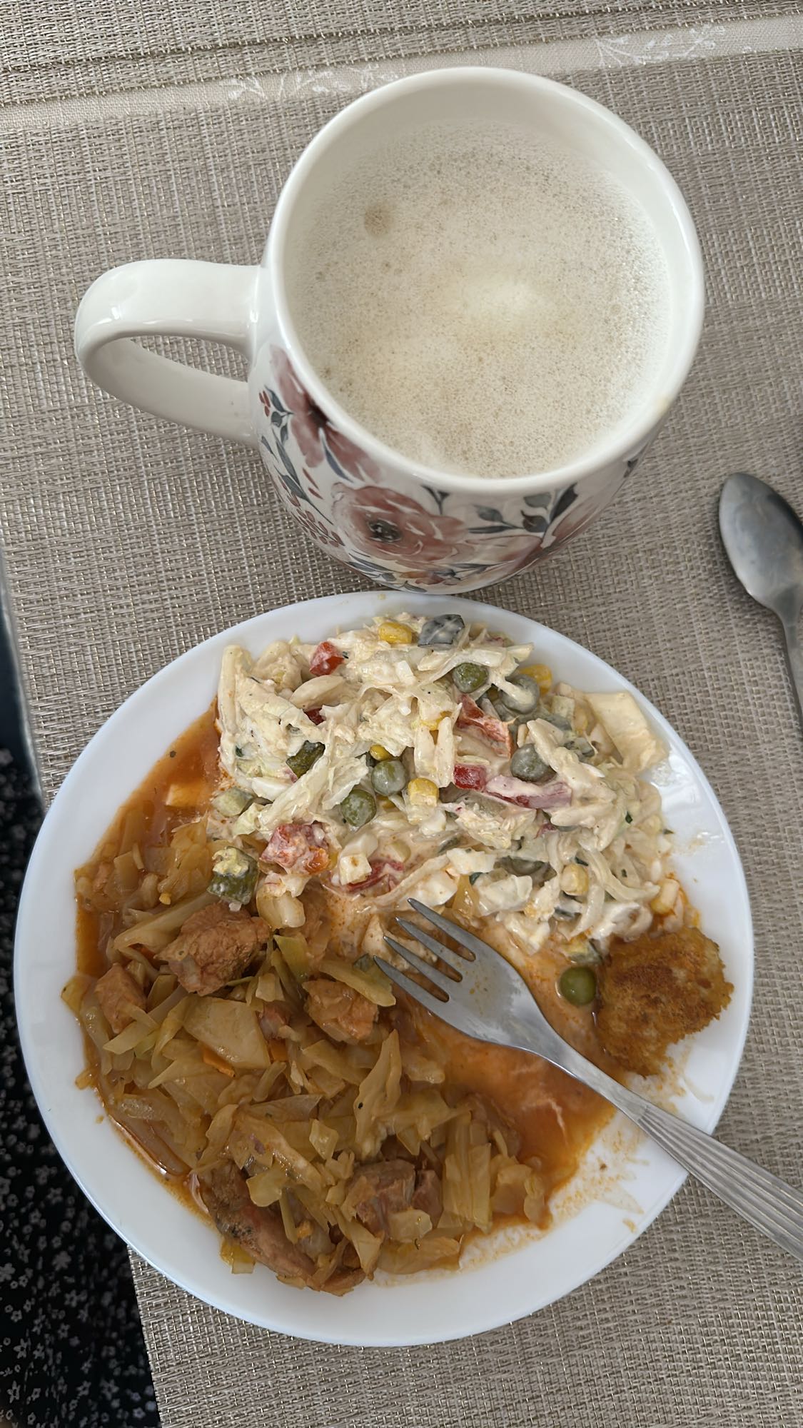 Bigos z sałatką i kawą