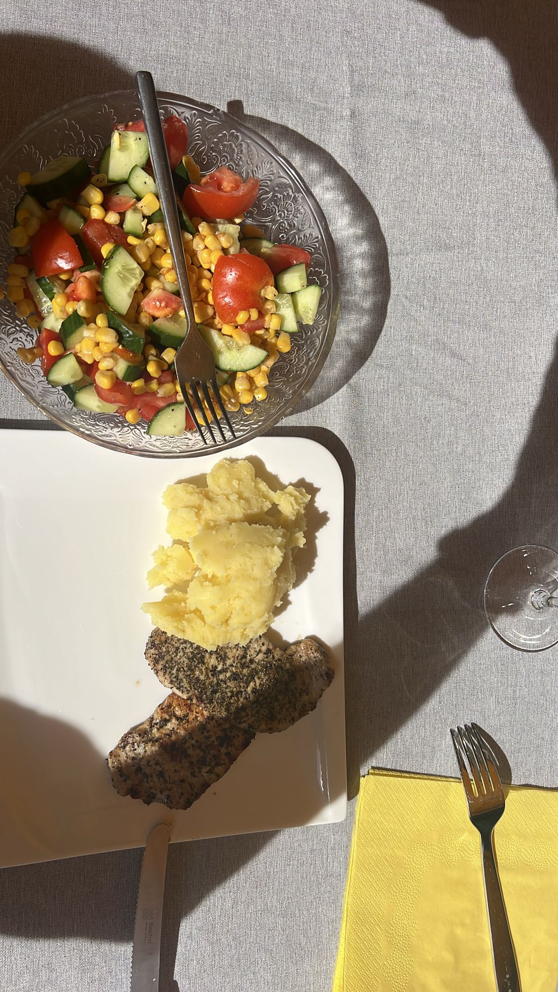 Kurczak z puree i sałatką