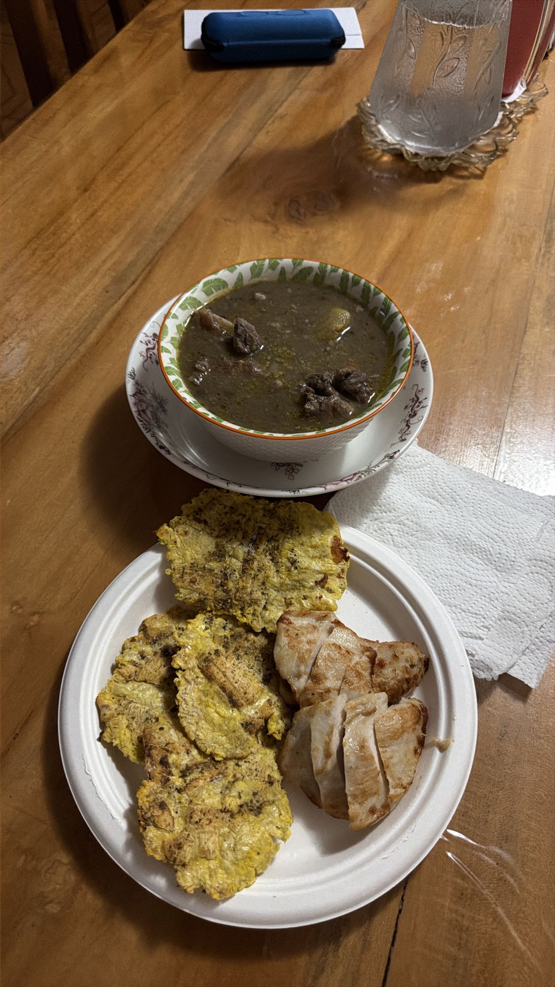 plátano asado con pechuga y sopa de lenteja con carne