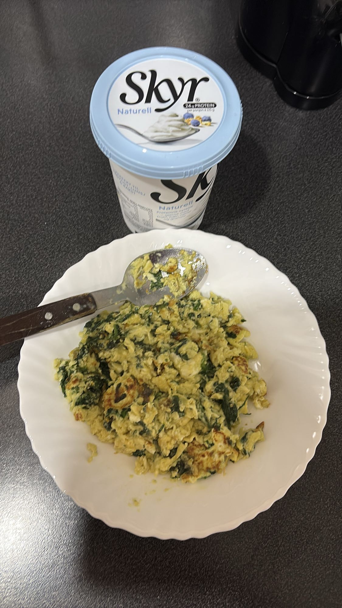 Eggerøre med spinat og skyr