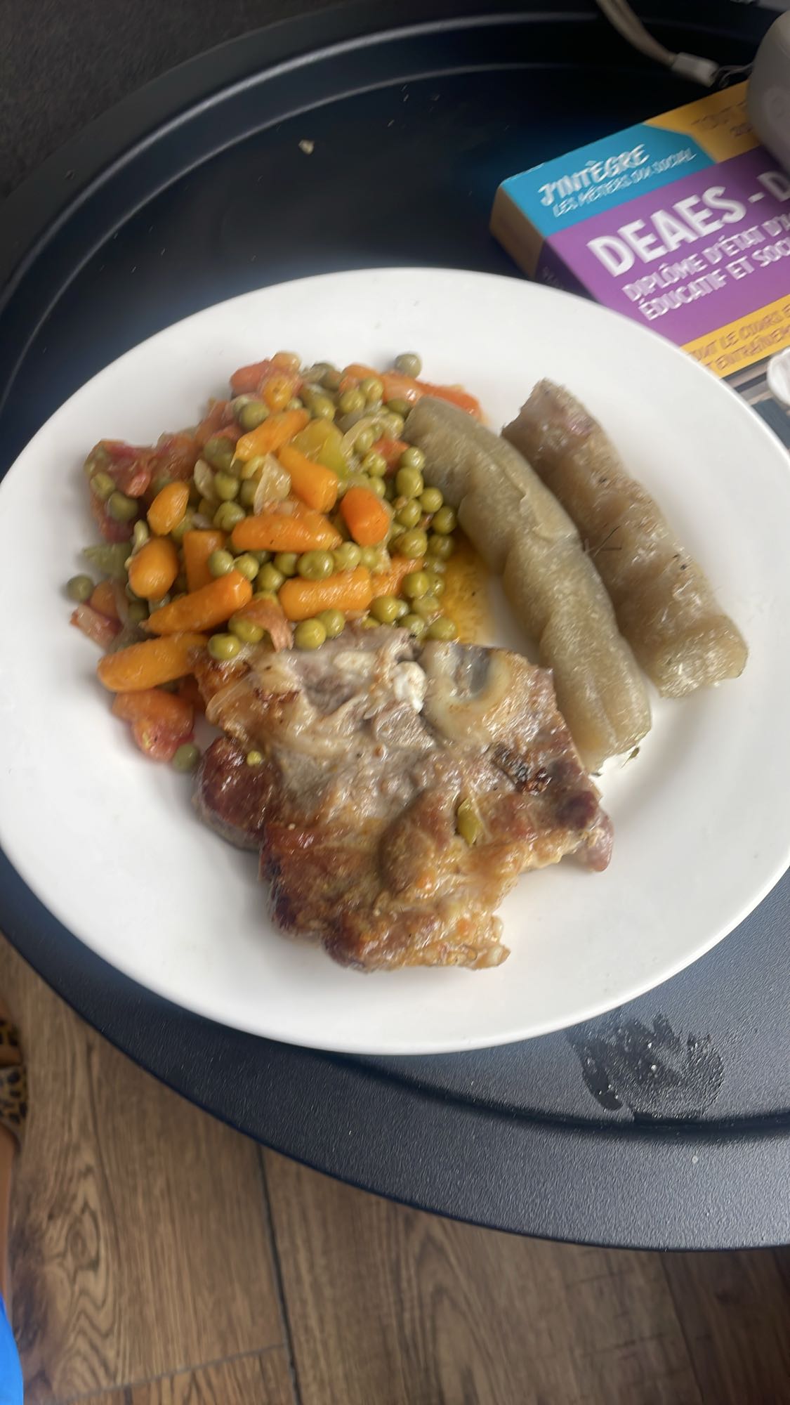 Côte de porc, petits pois, carottes et manioc