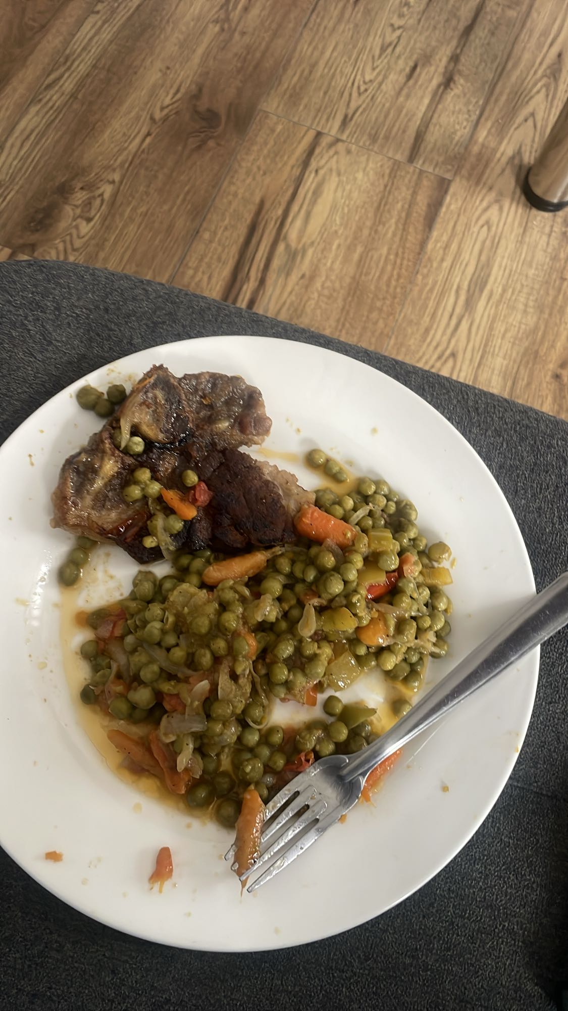 Côte de porc et petits pois carottes