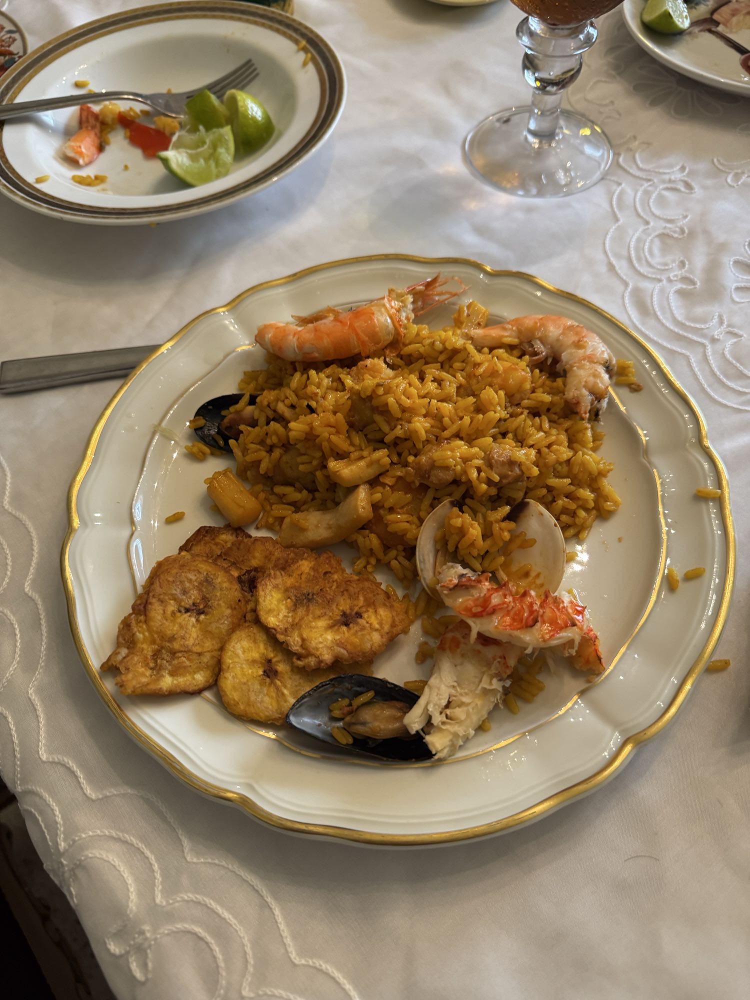 paella marinera con tostones