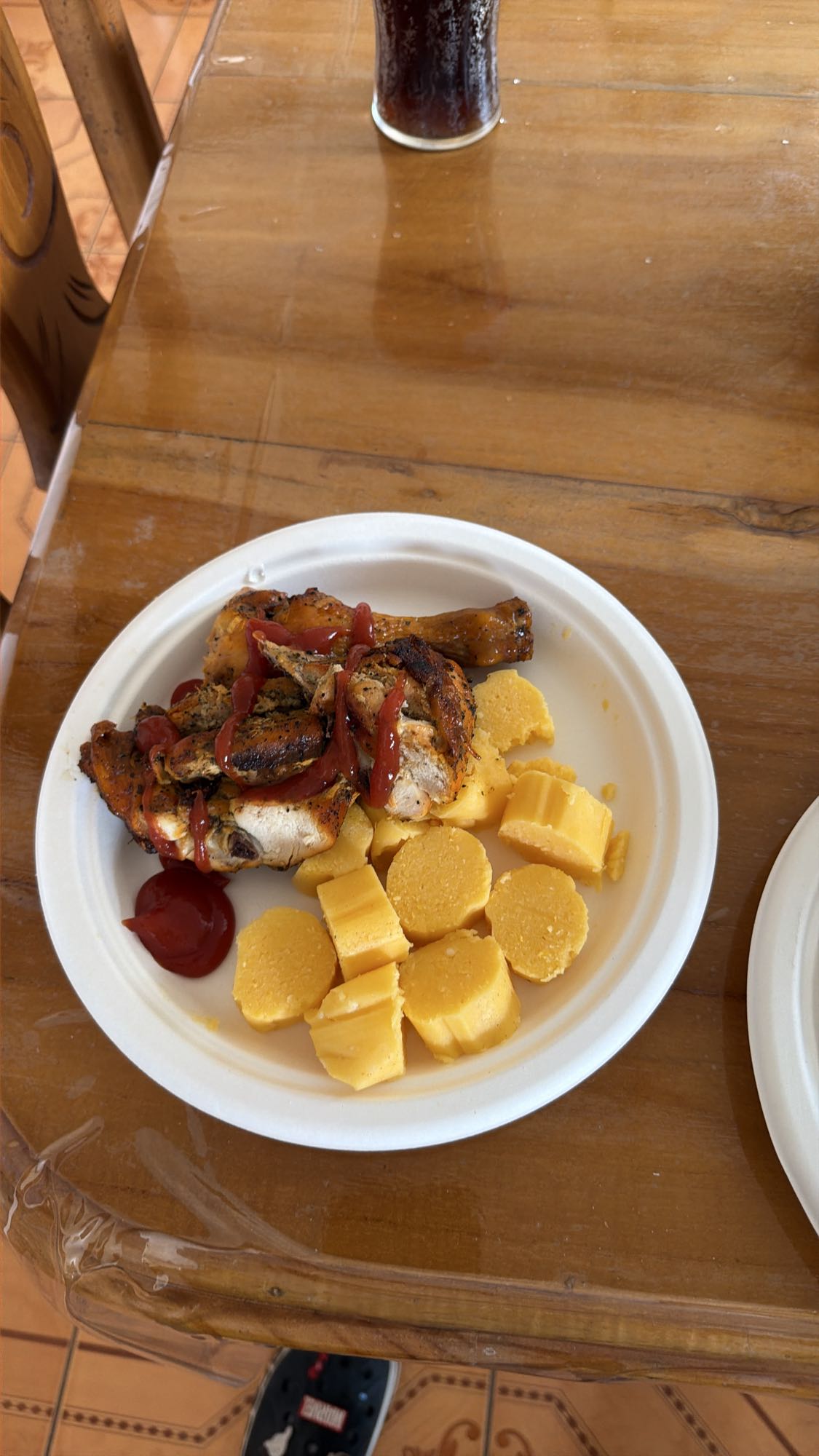 pollo asado con bollo de maíz y mantequilla