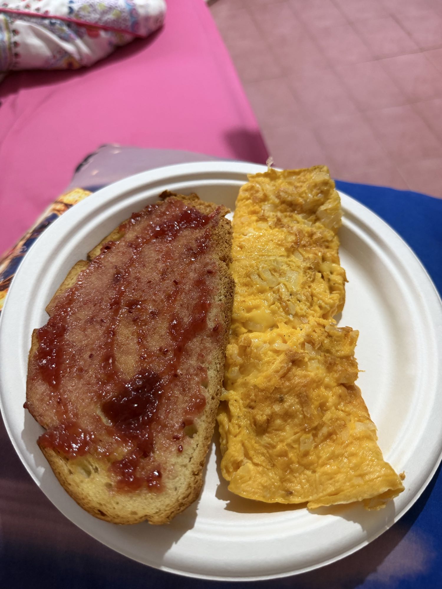 omelette de tres huevos con queso amarillo y tostada con mermelada de fresa sin azúcar