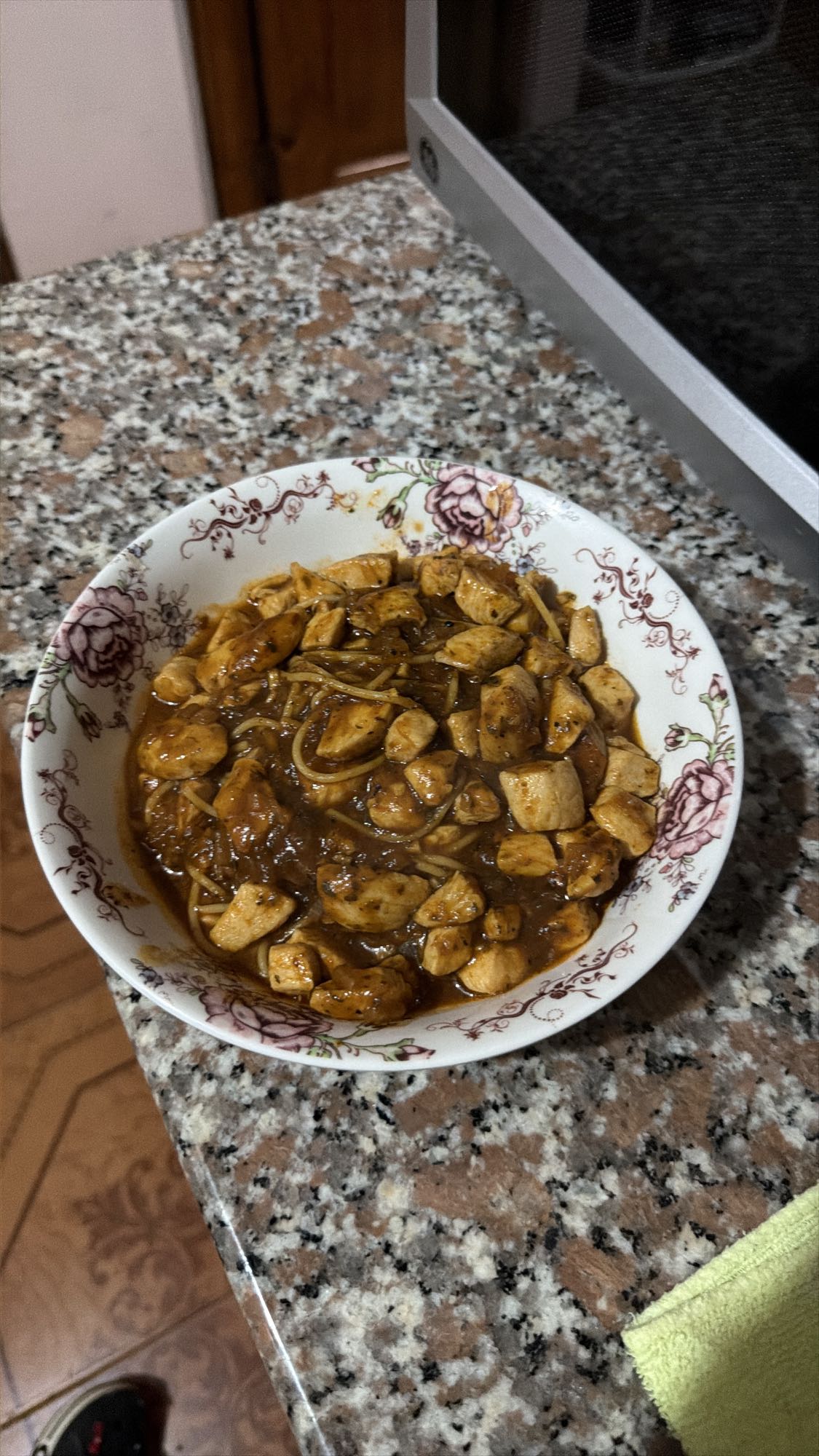 pollo con pasta sin gluten y ensalada
