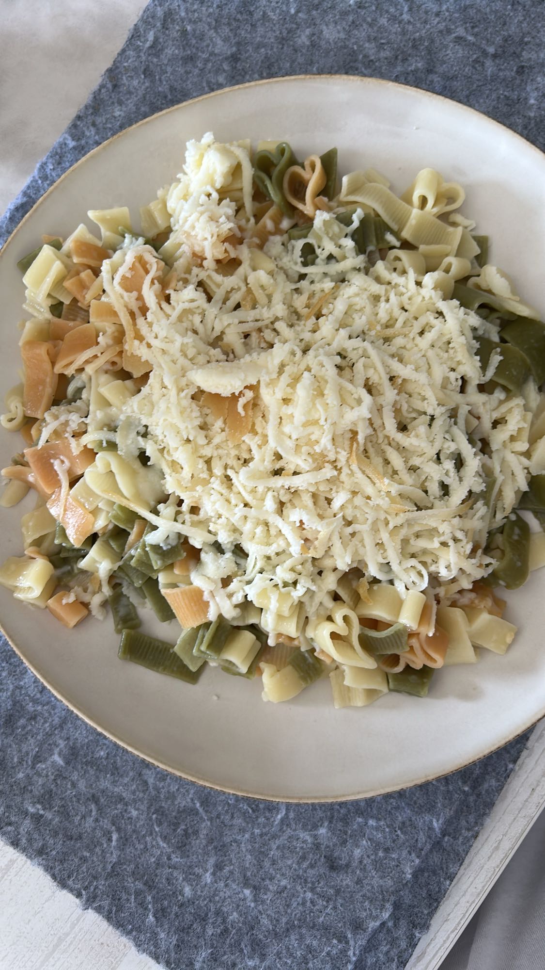 Pasta tricolor con queso