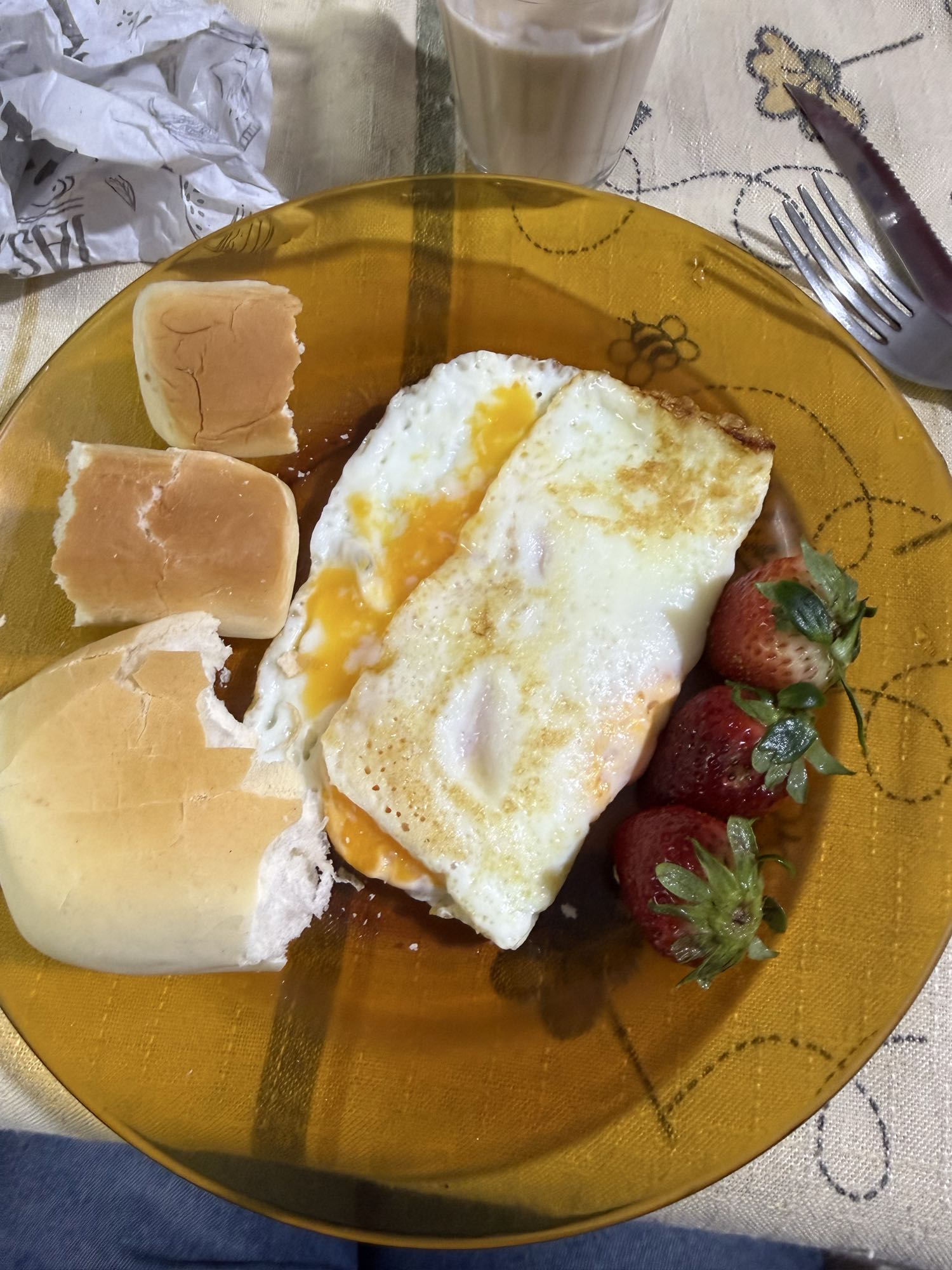 pao com ovos e morangos