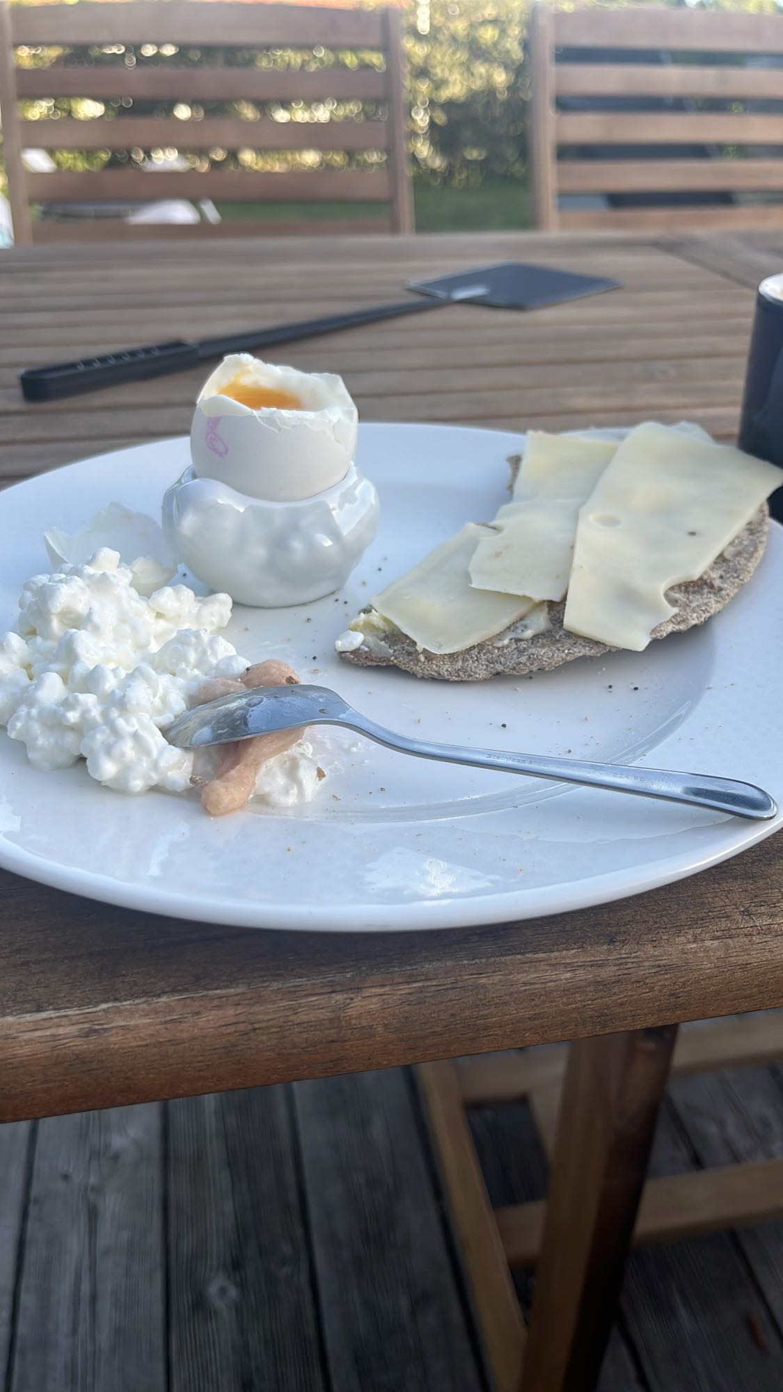 Frukost med ägg och ost