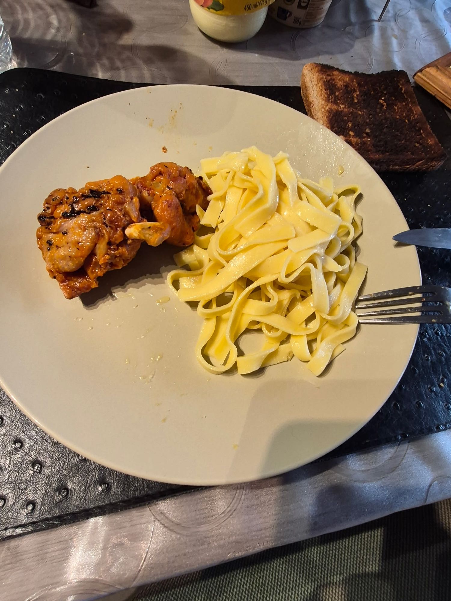 Pâtes poulet pain grillé