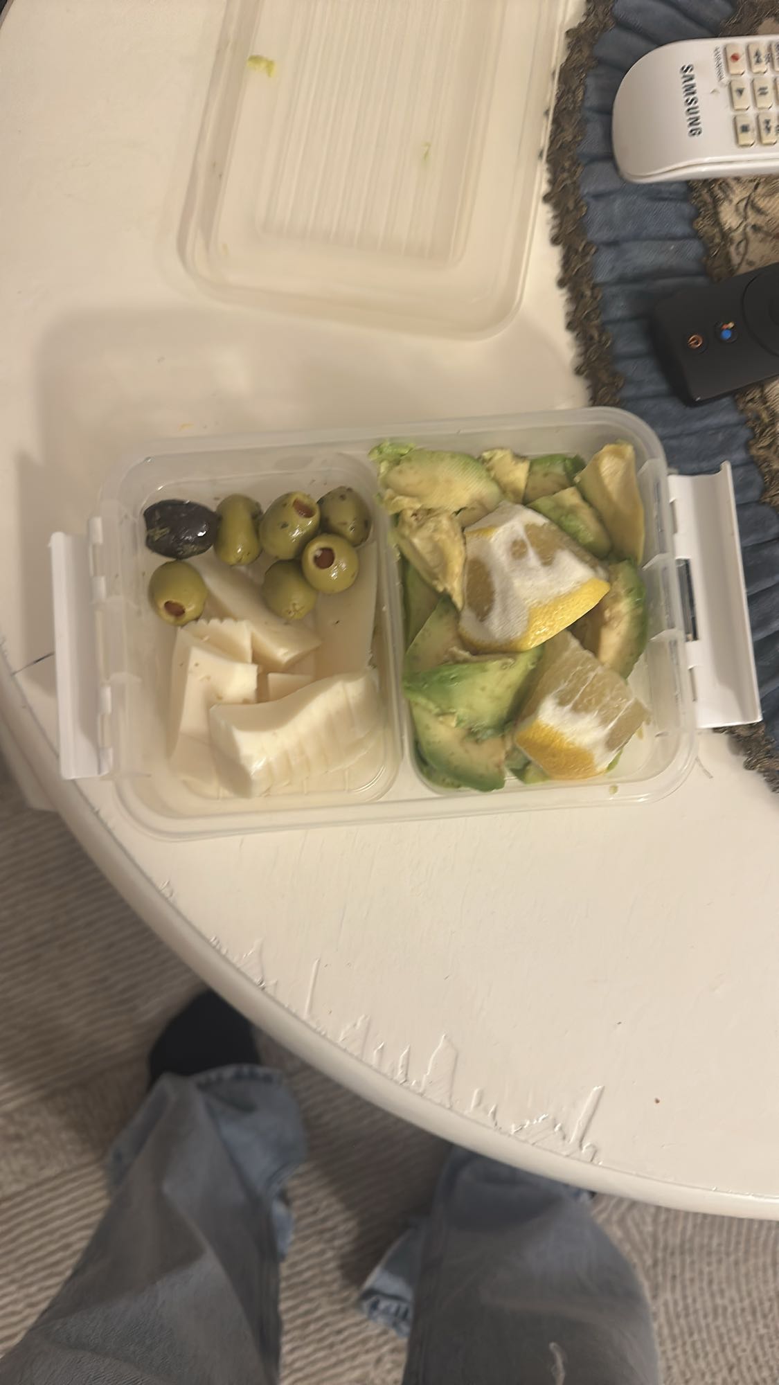 Avocado mit Käse und Oliven
