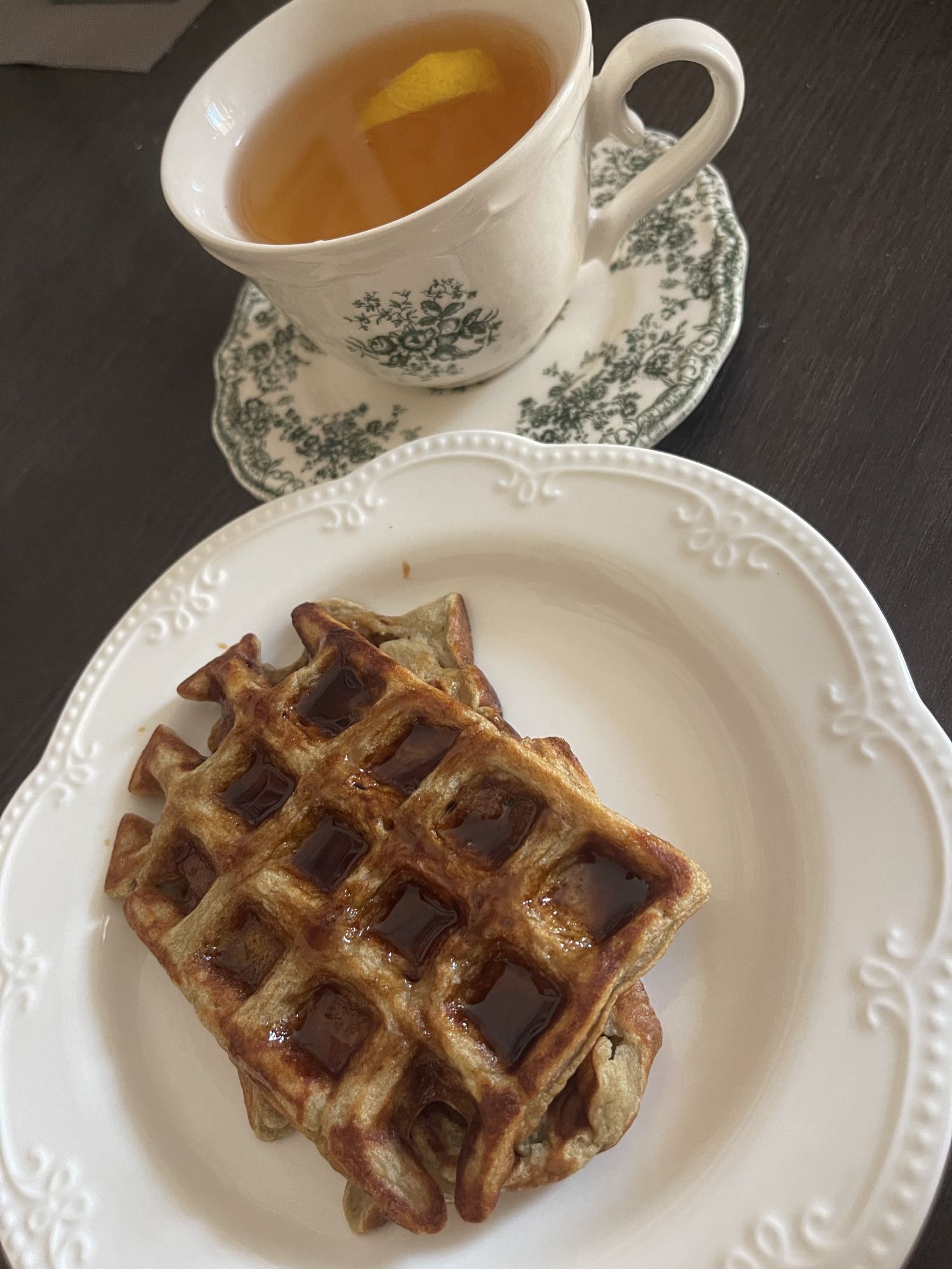 Вафли с сиропом и чай
