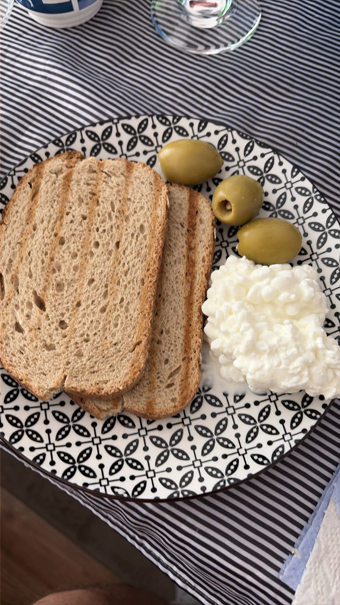 Хляб с извара и маслини