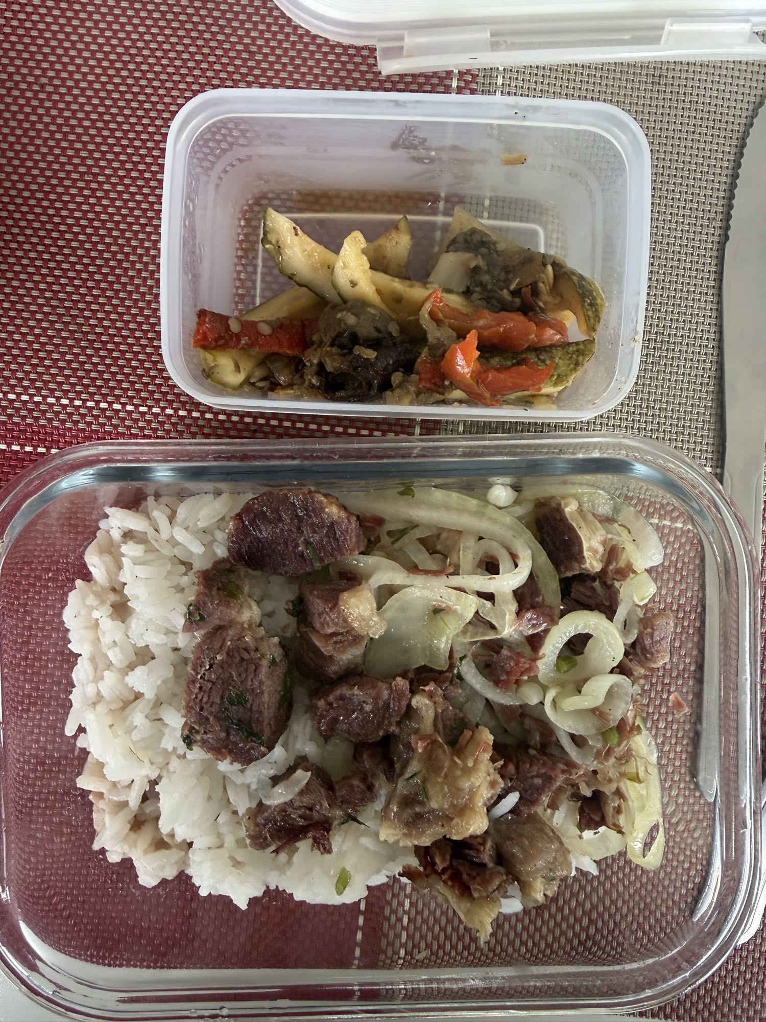 Arroz com carne e legumes