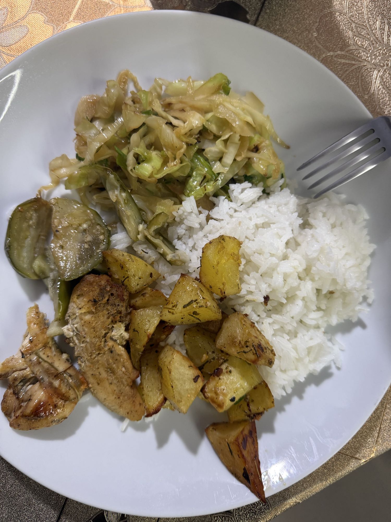 Arroz com frango e legumes