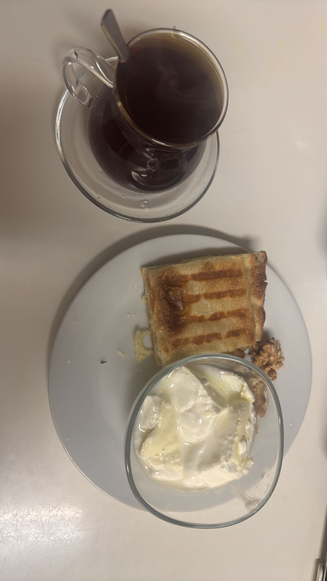 Toast med yoghurt och te