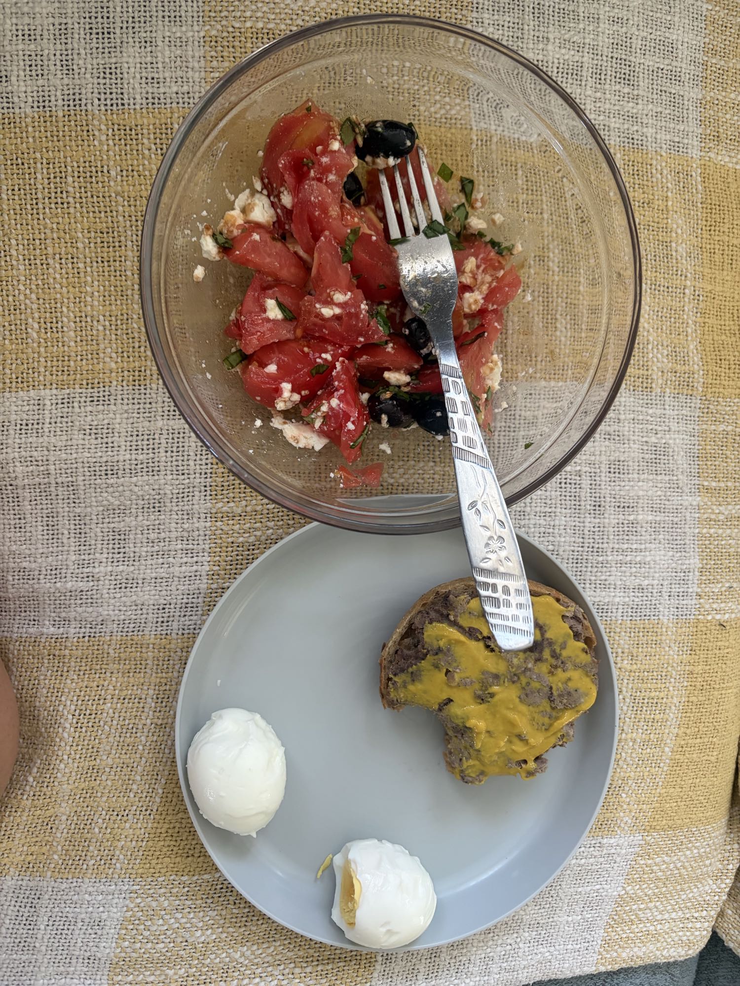 Salată cu ou și pate din ficat de porc