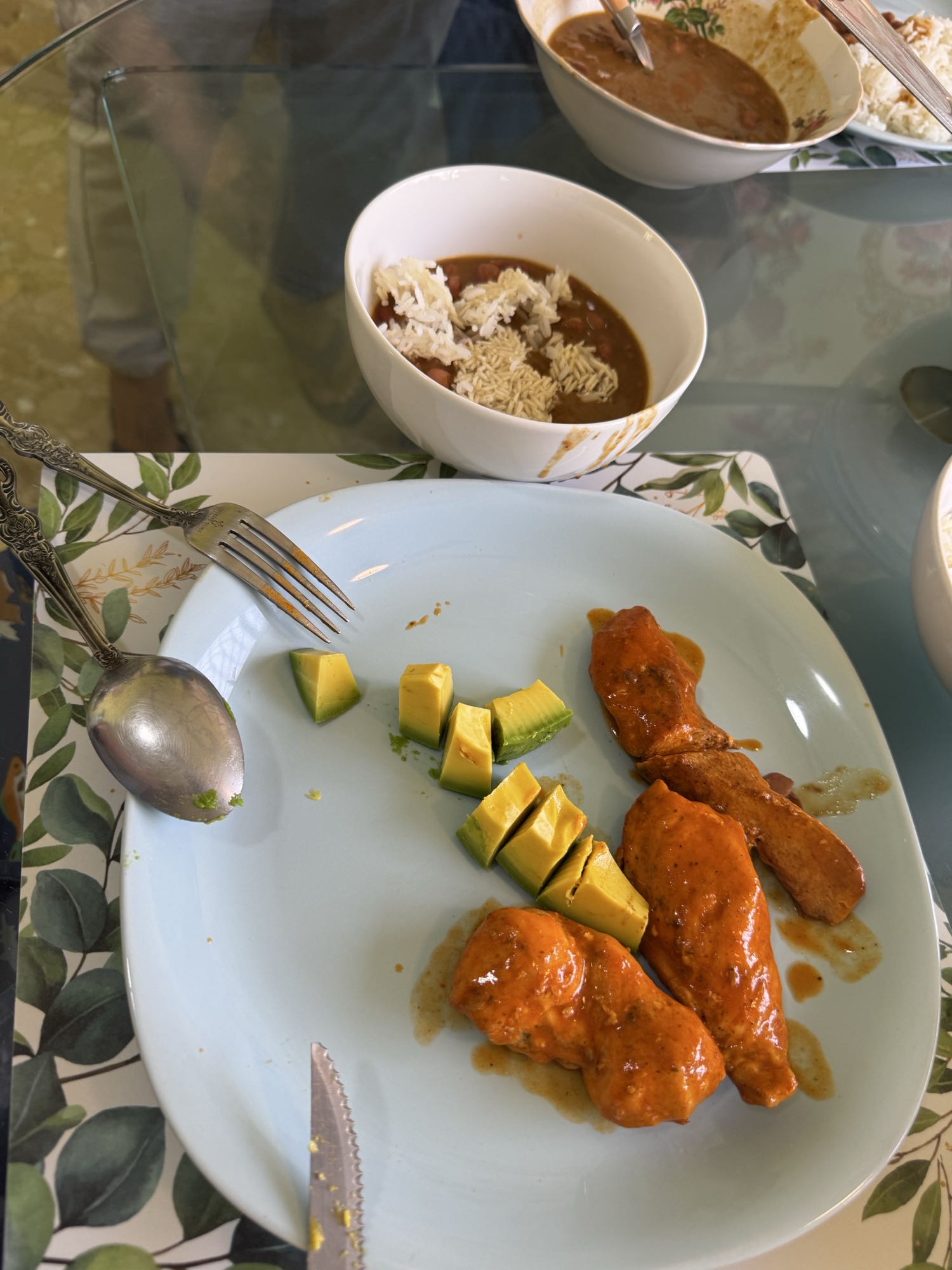 Pollo con arroz y aguacate