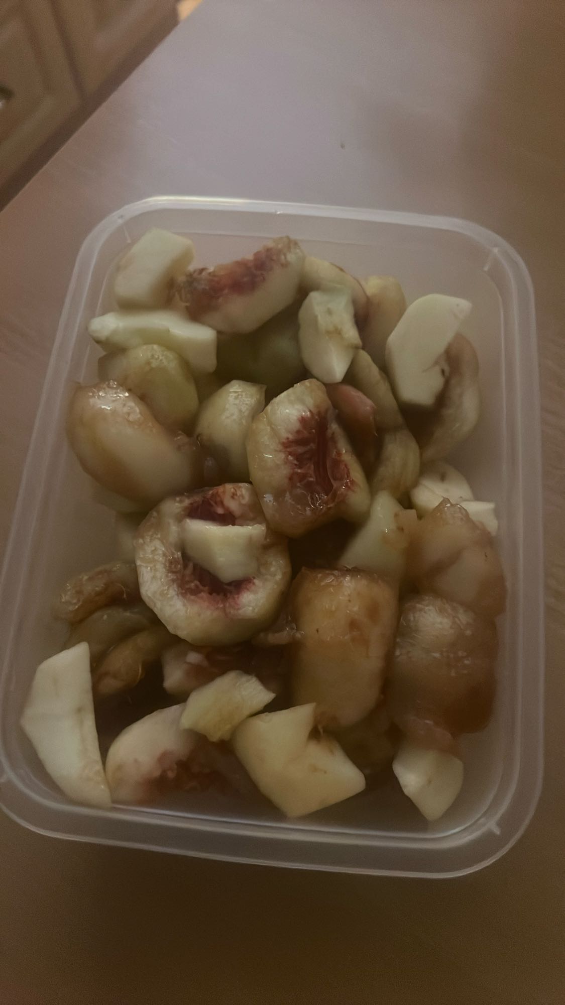 Pokrojone jabłka i brzoskwinie