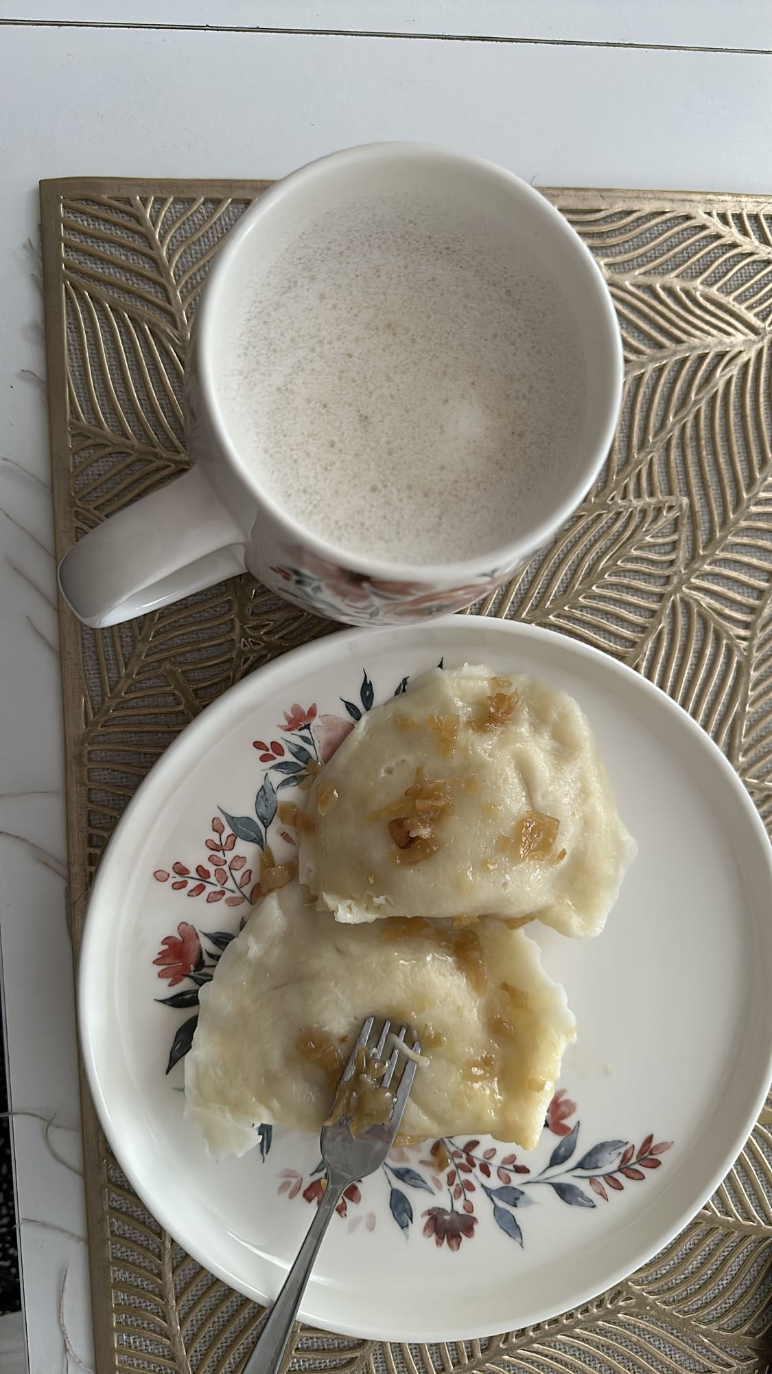 Pierogi z cebulą i kawa