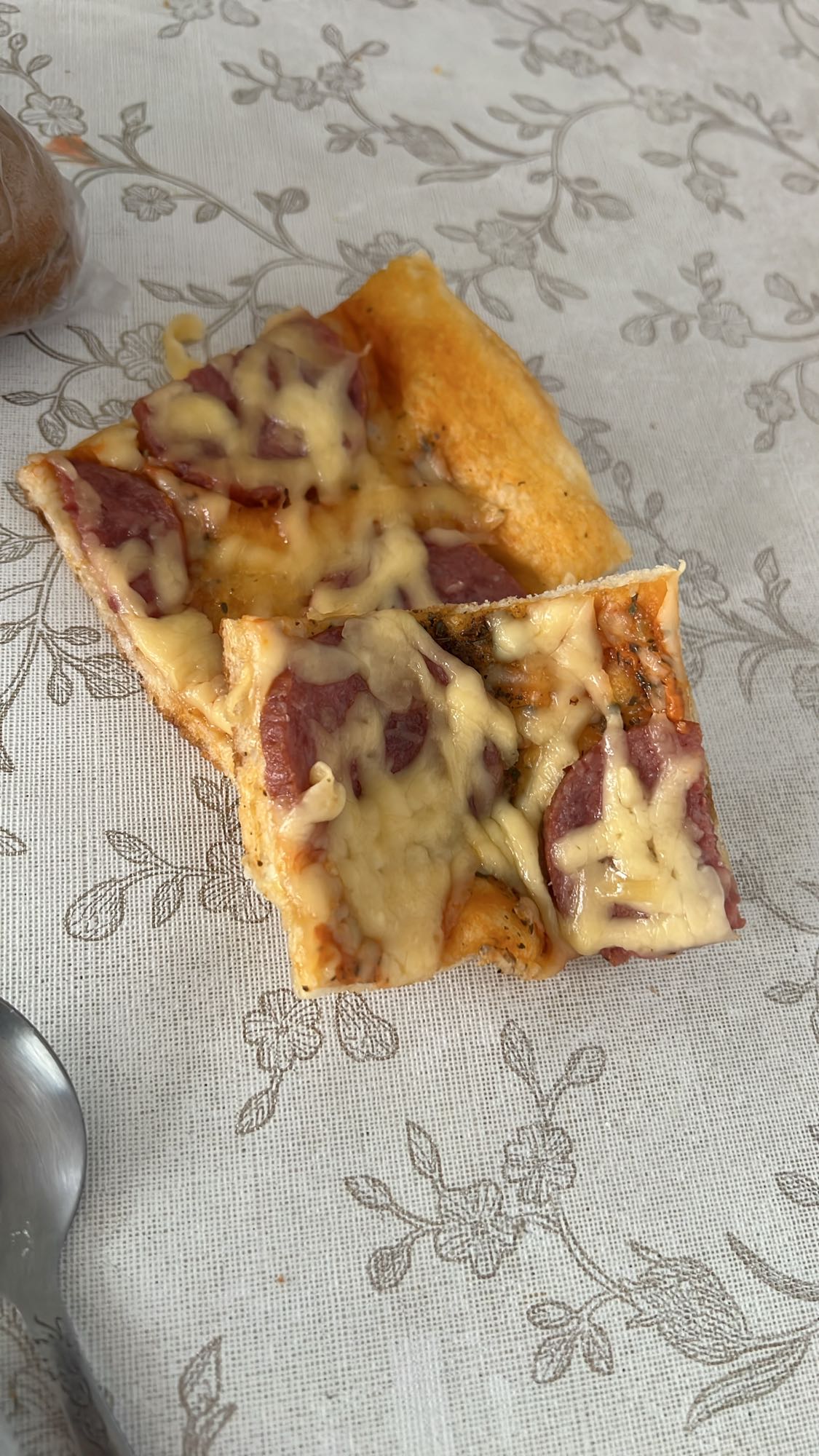 Пицца с колбасой