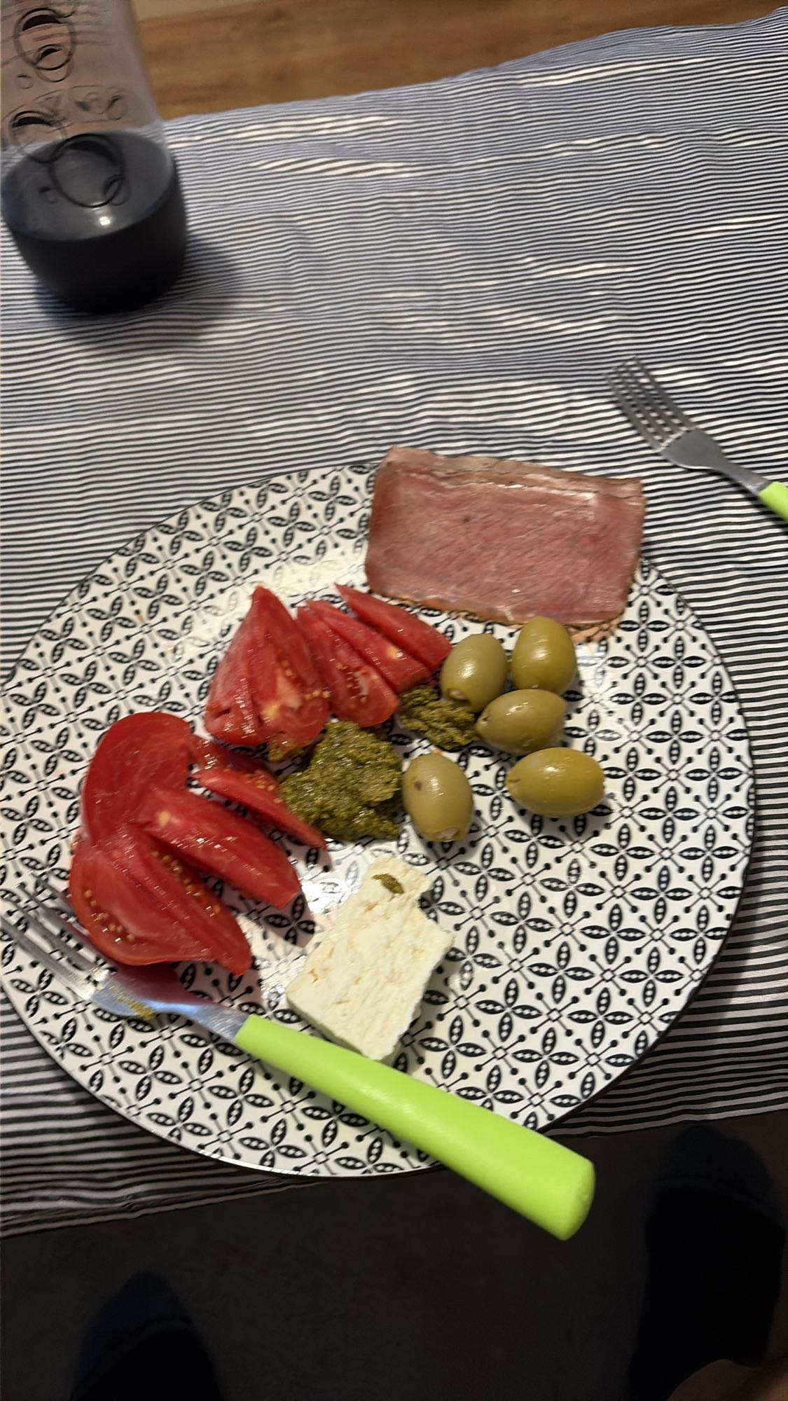 Чиния с шунка и сирене