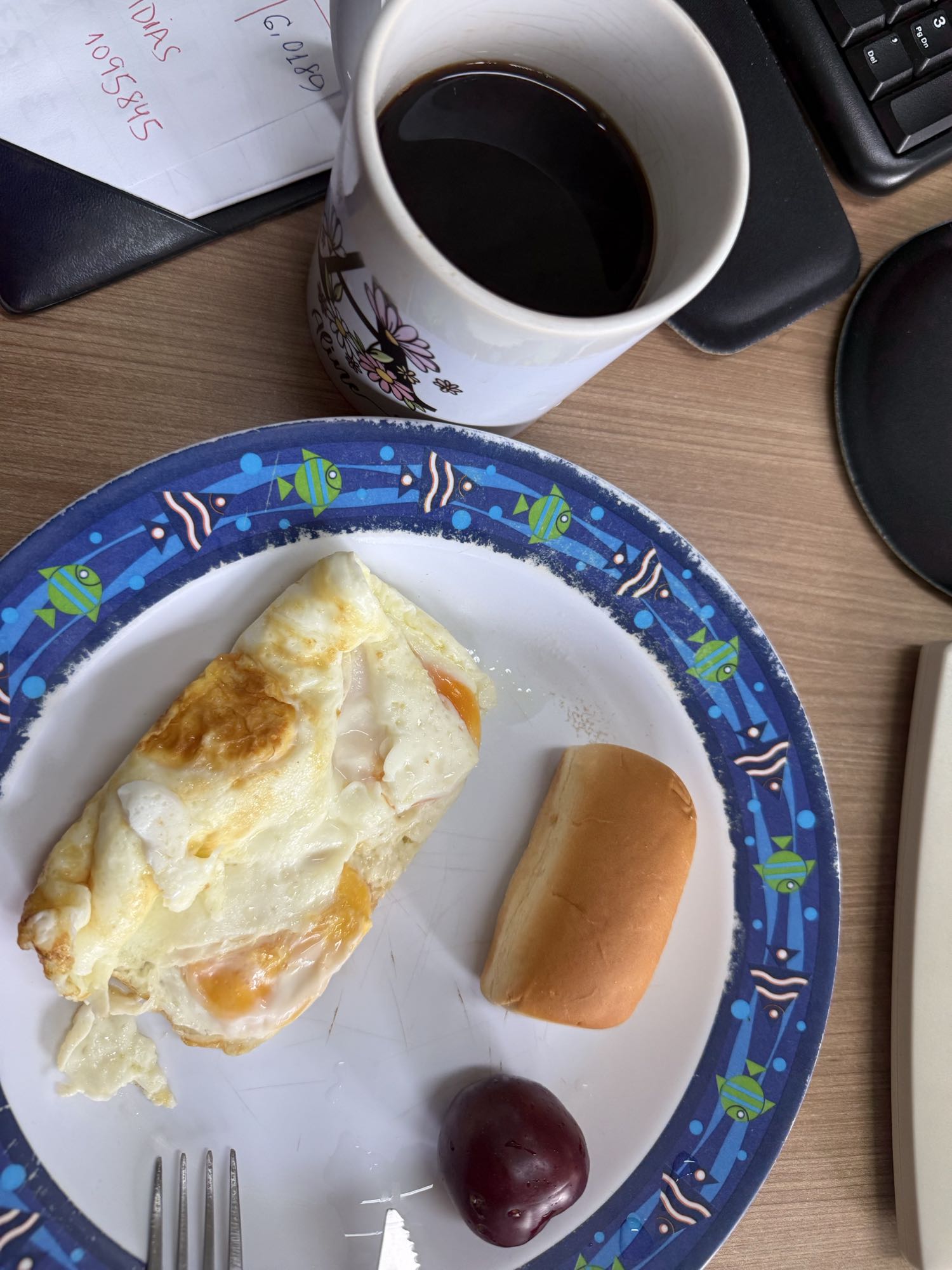 Café com ovos e pão