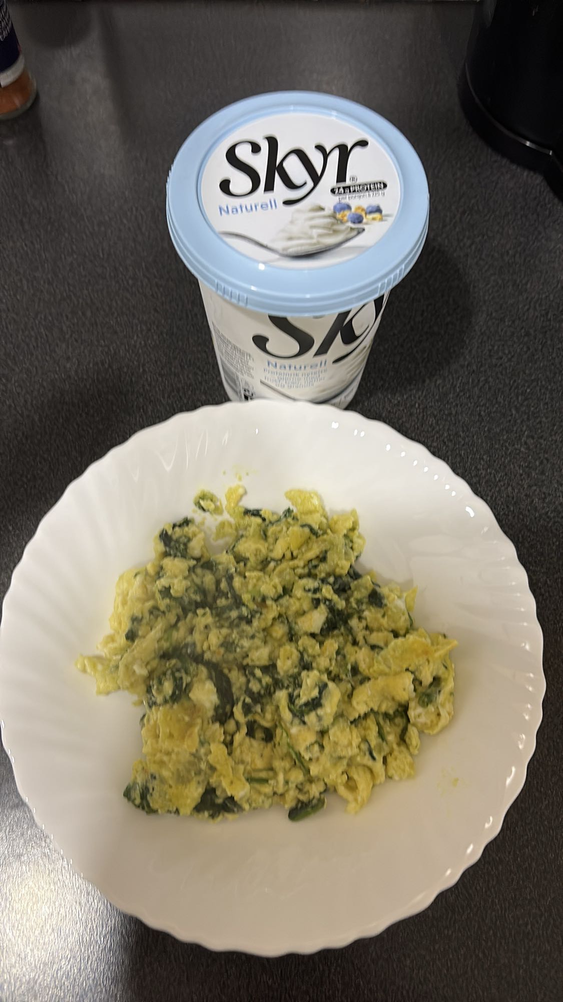 Eggerøre med spinat og skyr