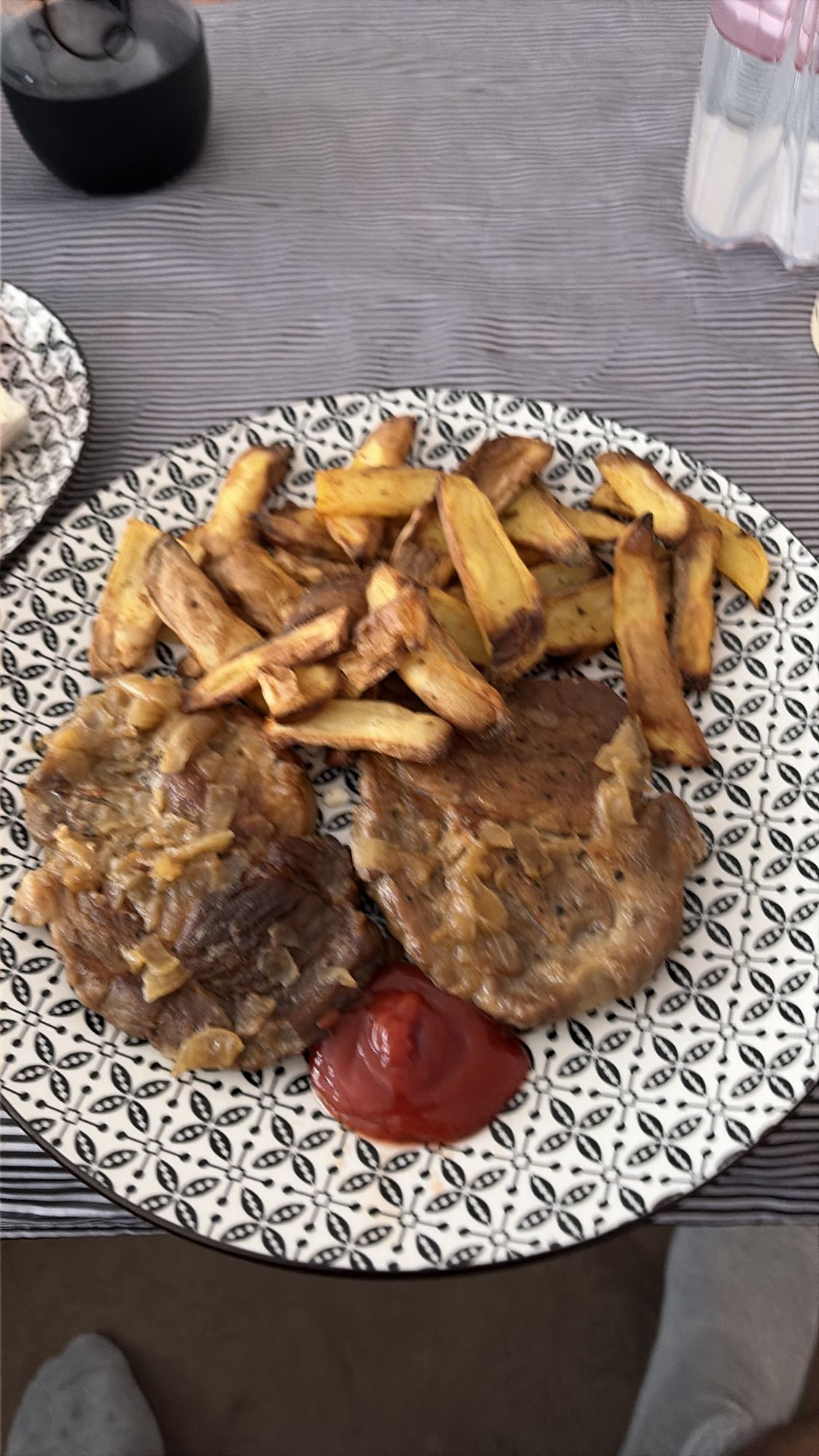 Свински пържоли с картофи