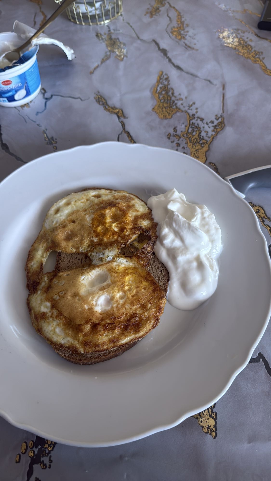 Uova fritte e yogurt