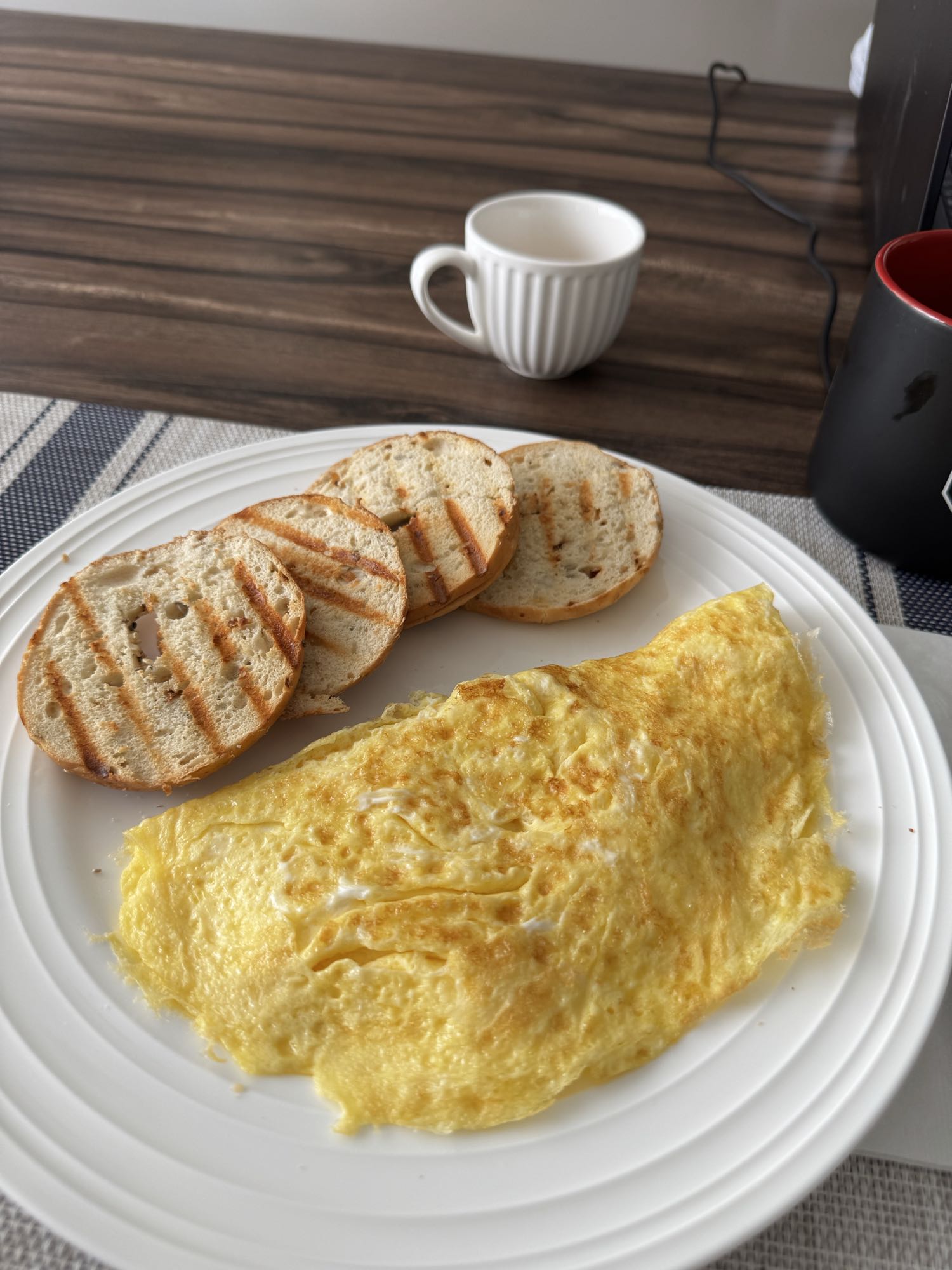 omelet con pan tostado