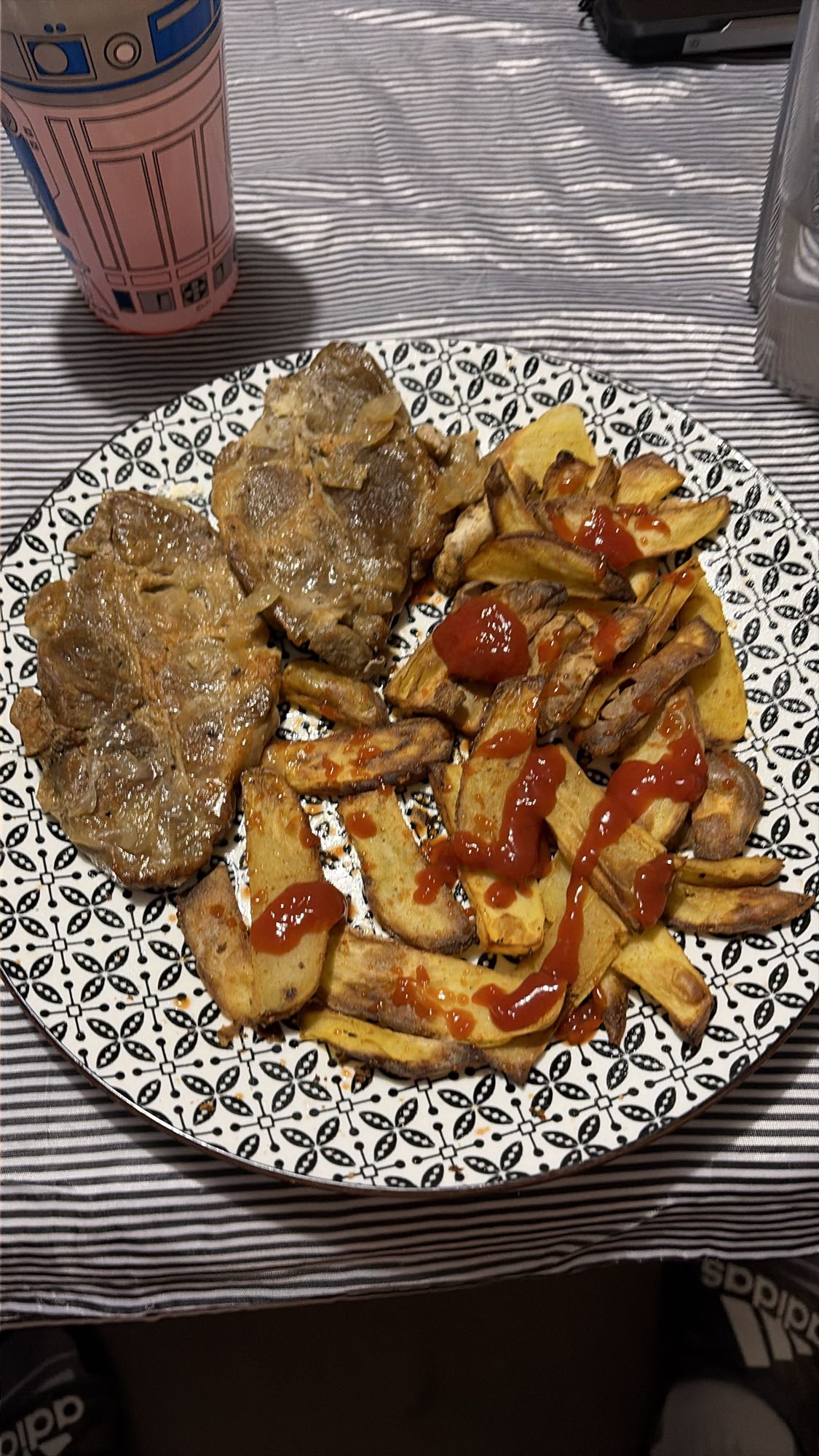 Свински пържоли с картофи