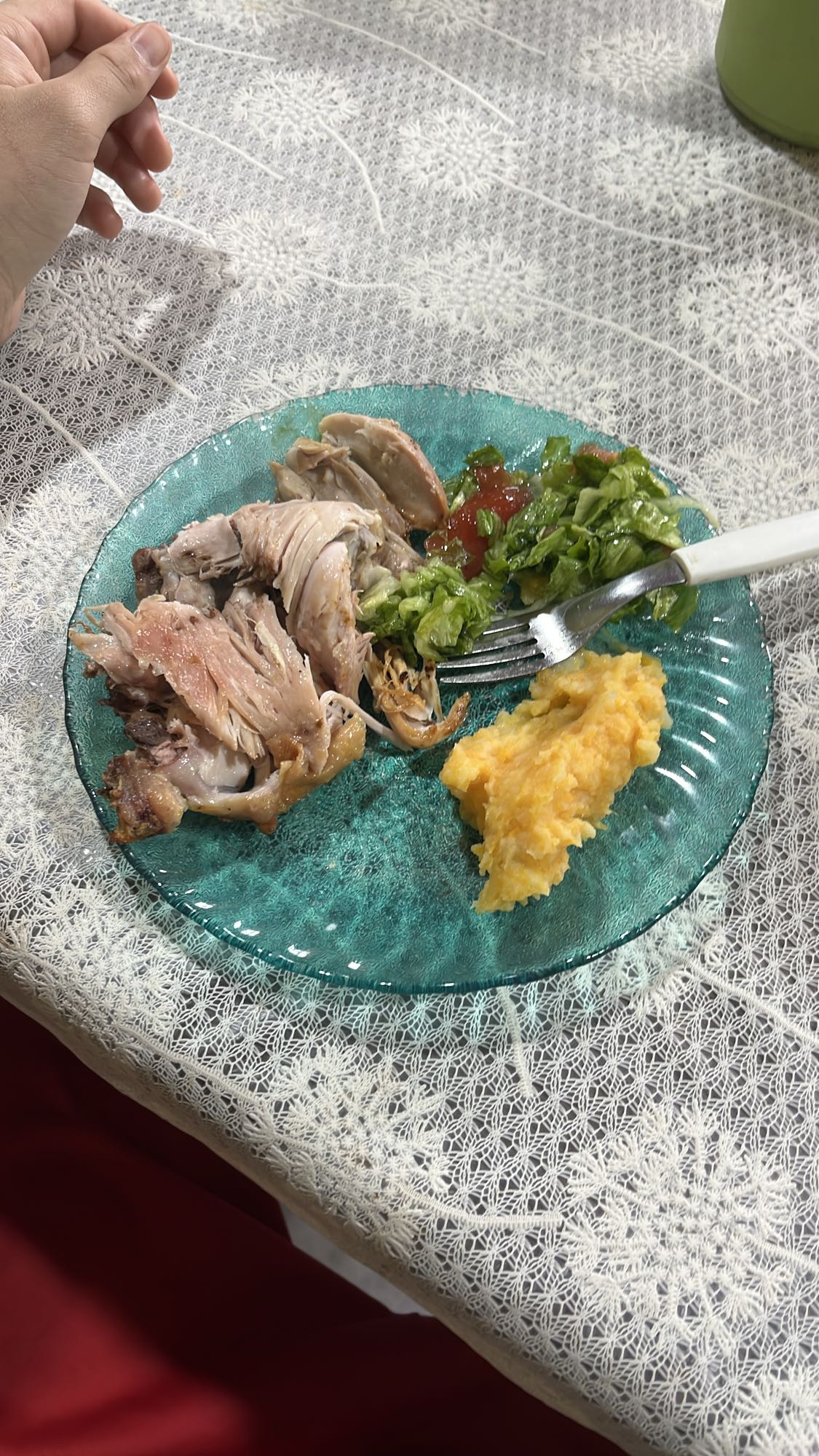 pollo con puré mixto y ensalada