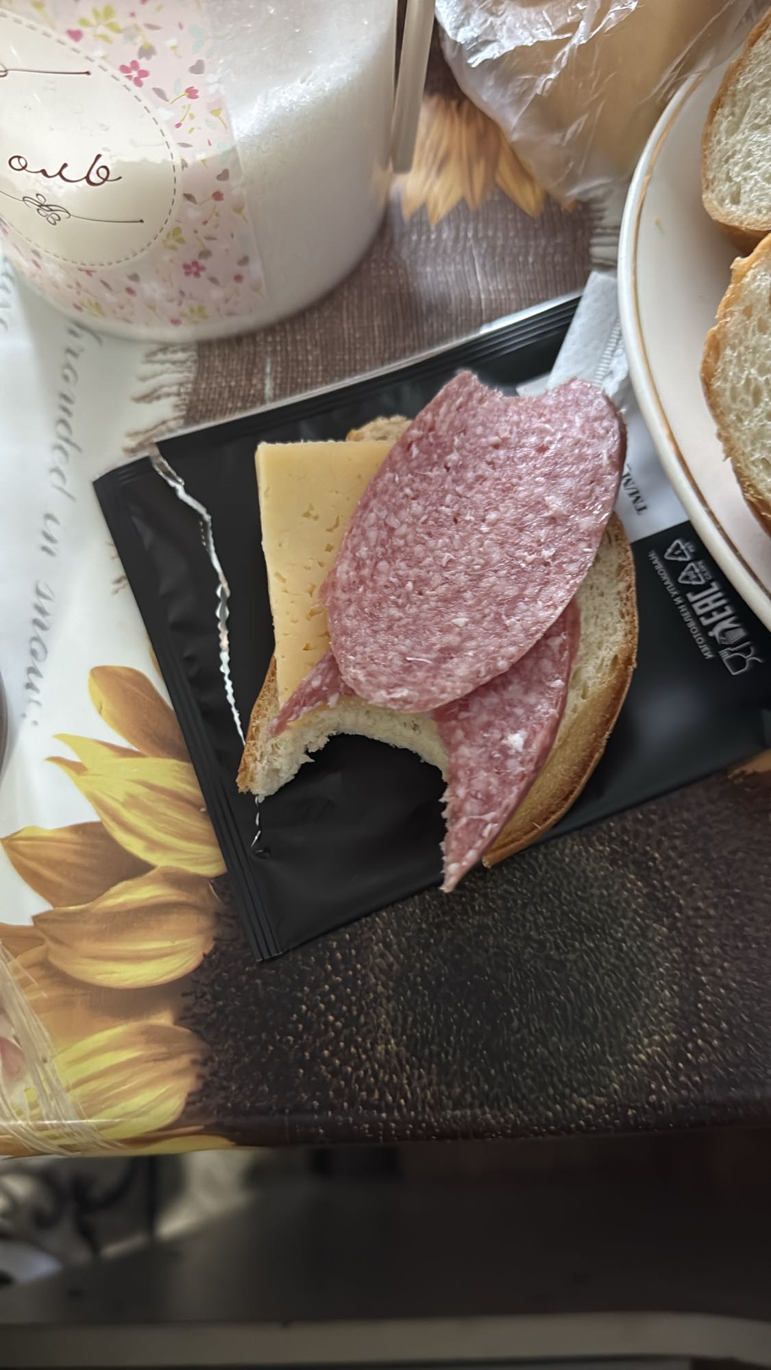 Бутерброд с сыром и салями