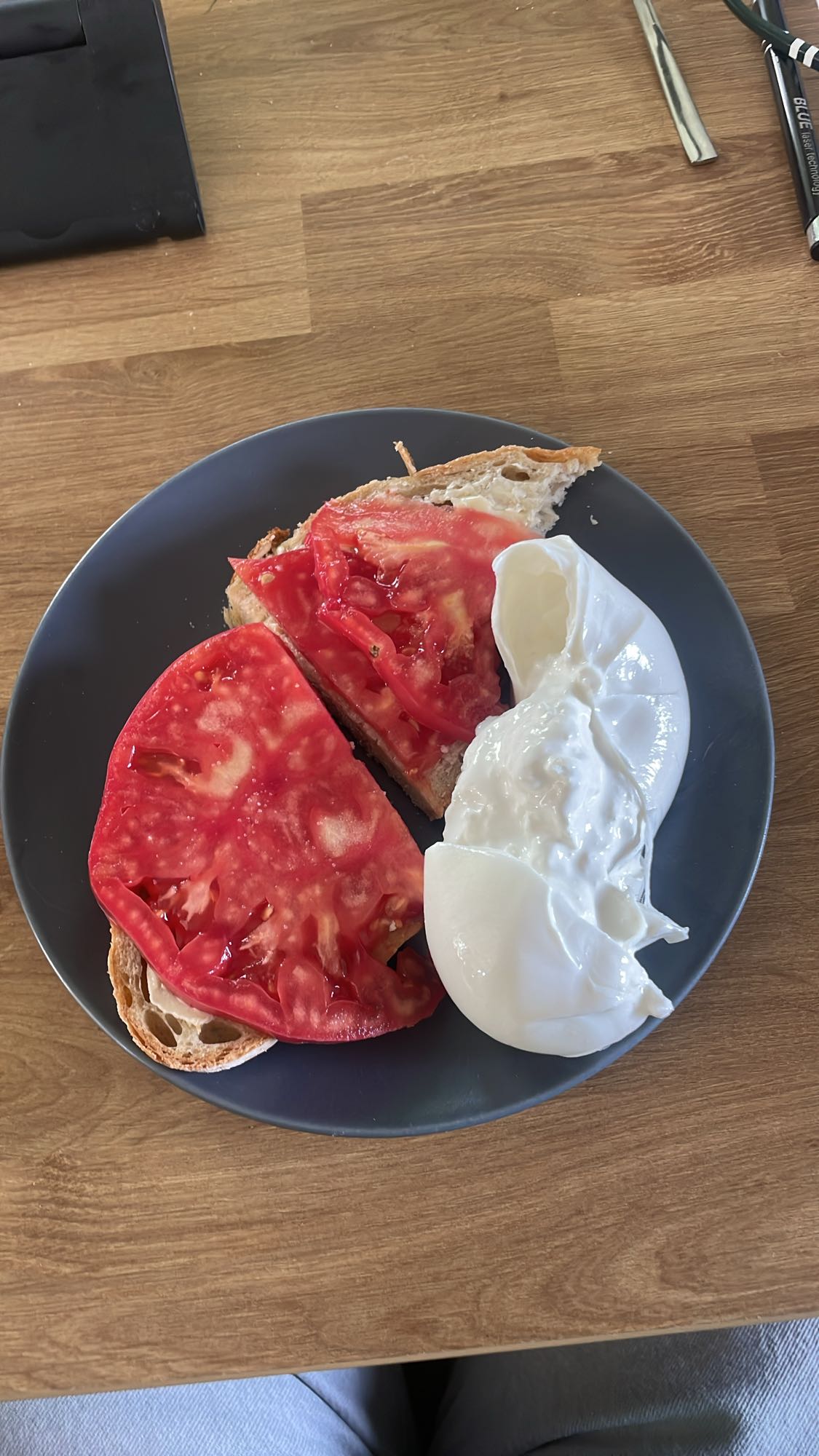 Kanapki z pomidorem i burratą