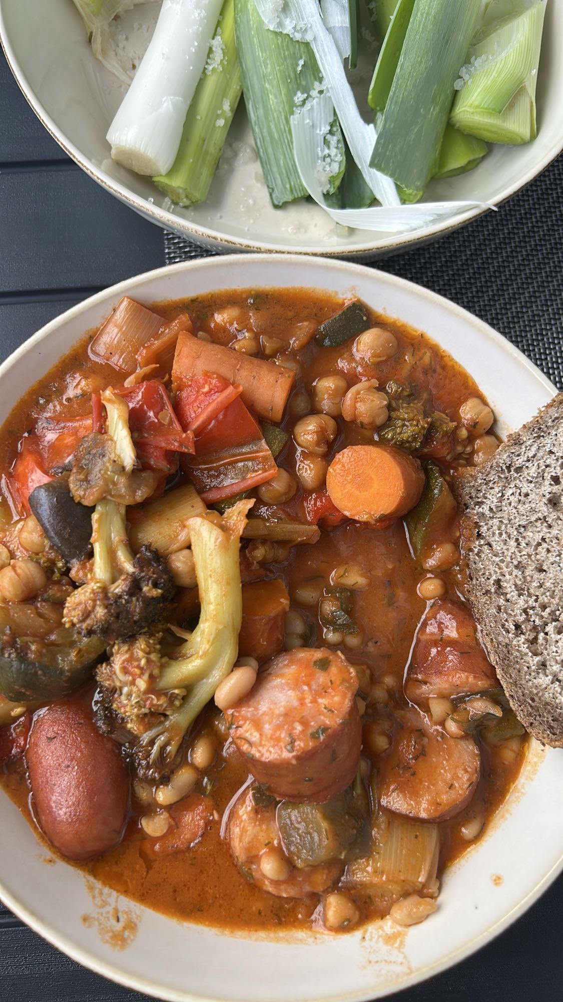 guiso de verduras y salchicha