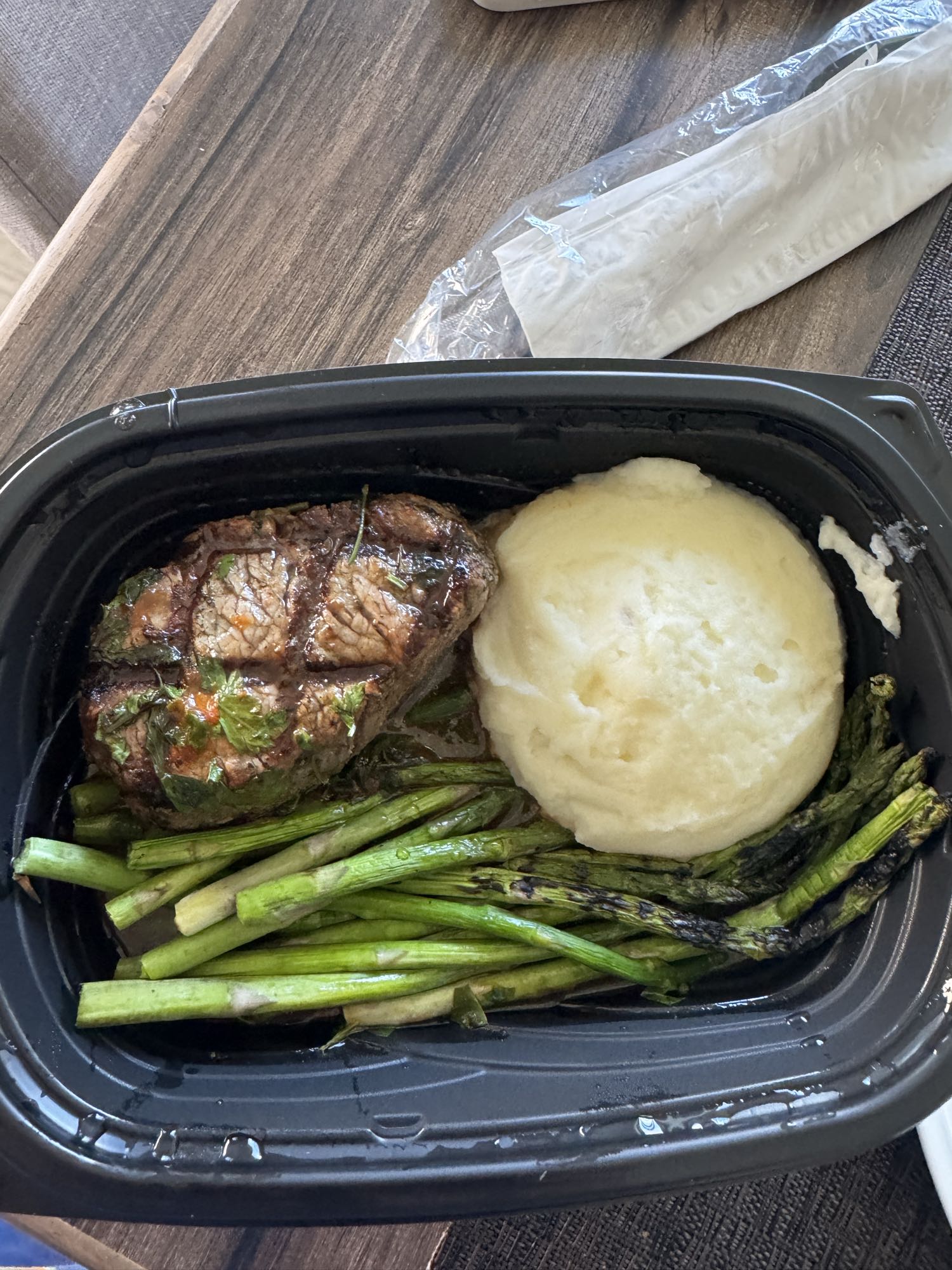 filete con puré y espárragos
