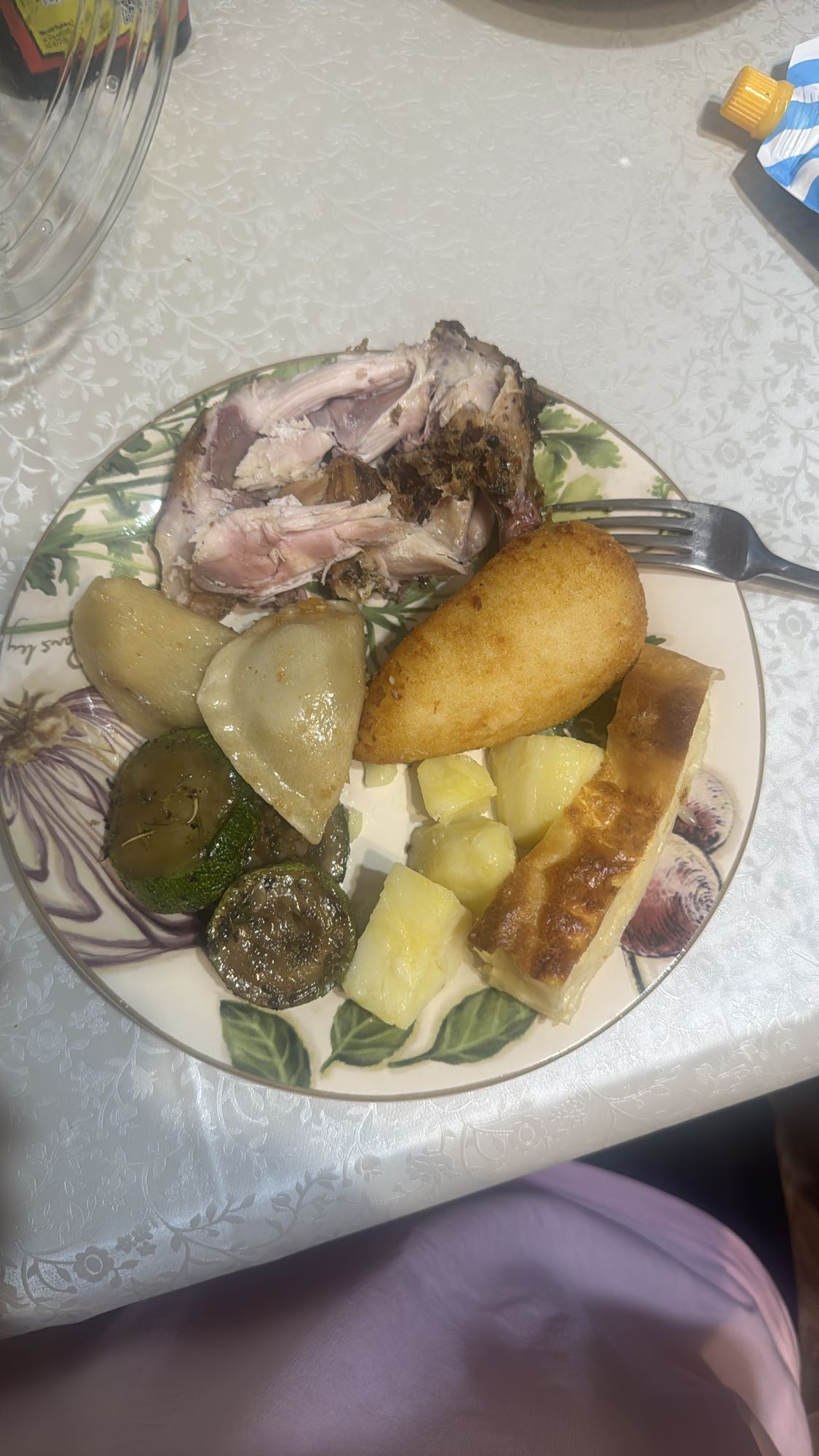Курица с овощами и выпечкой